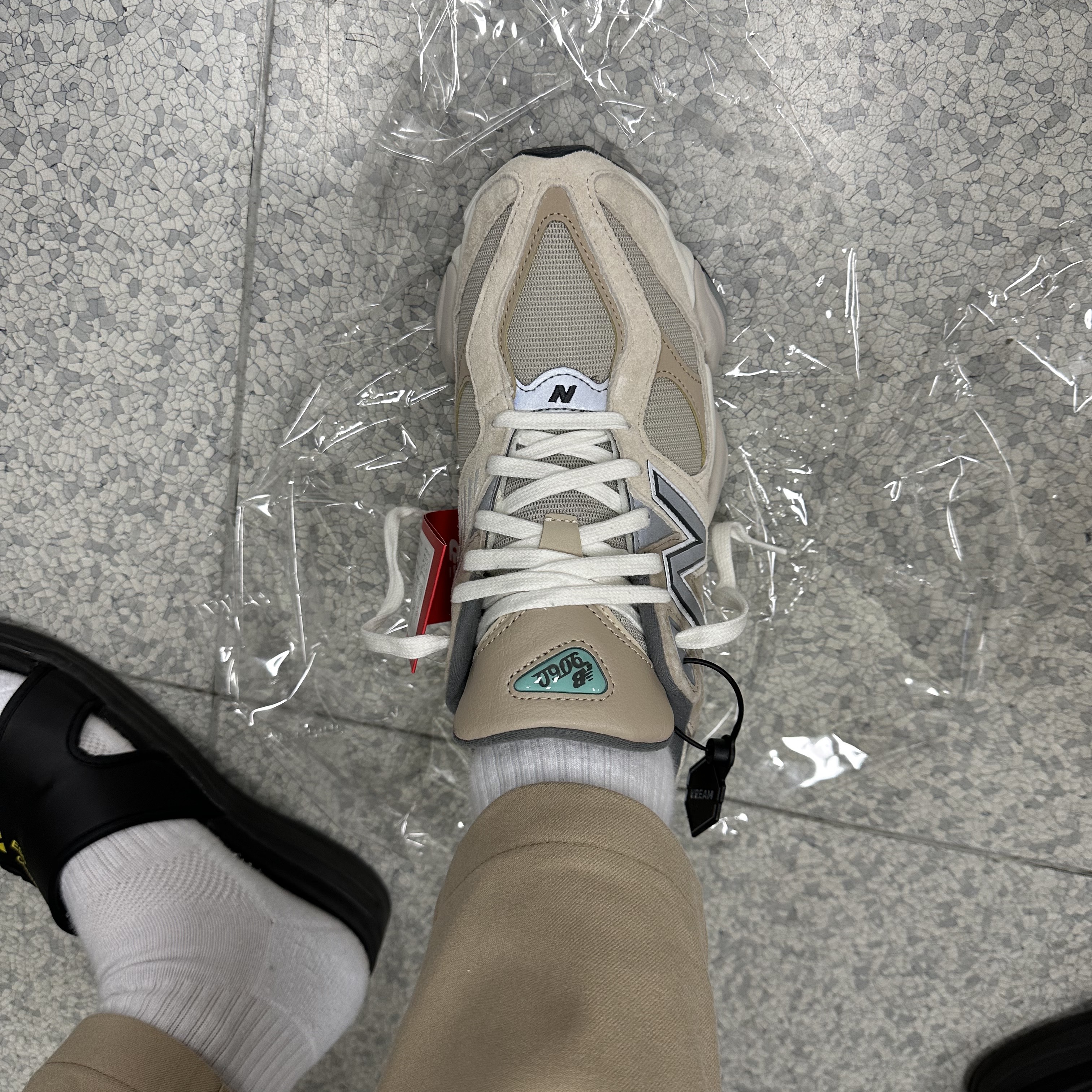 New Balance 9060 Sea Salt 착용 스타일 - 2
