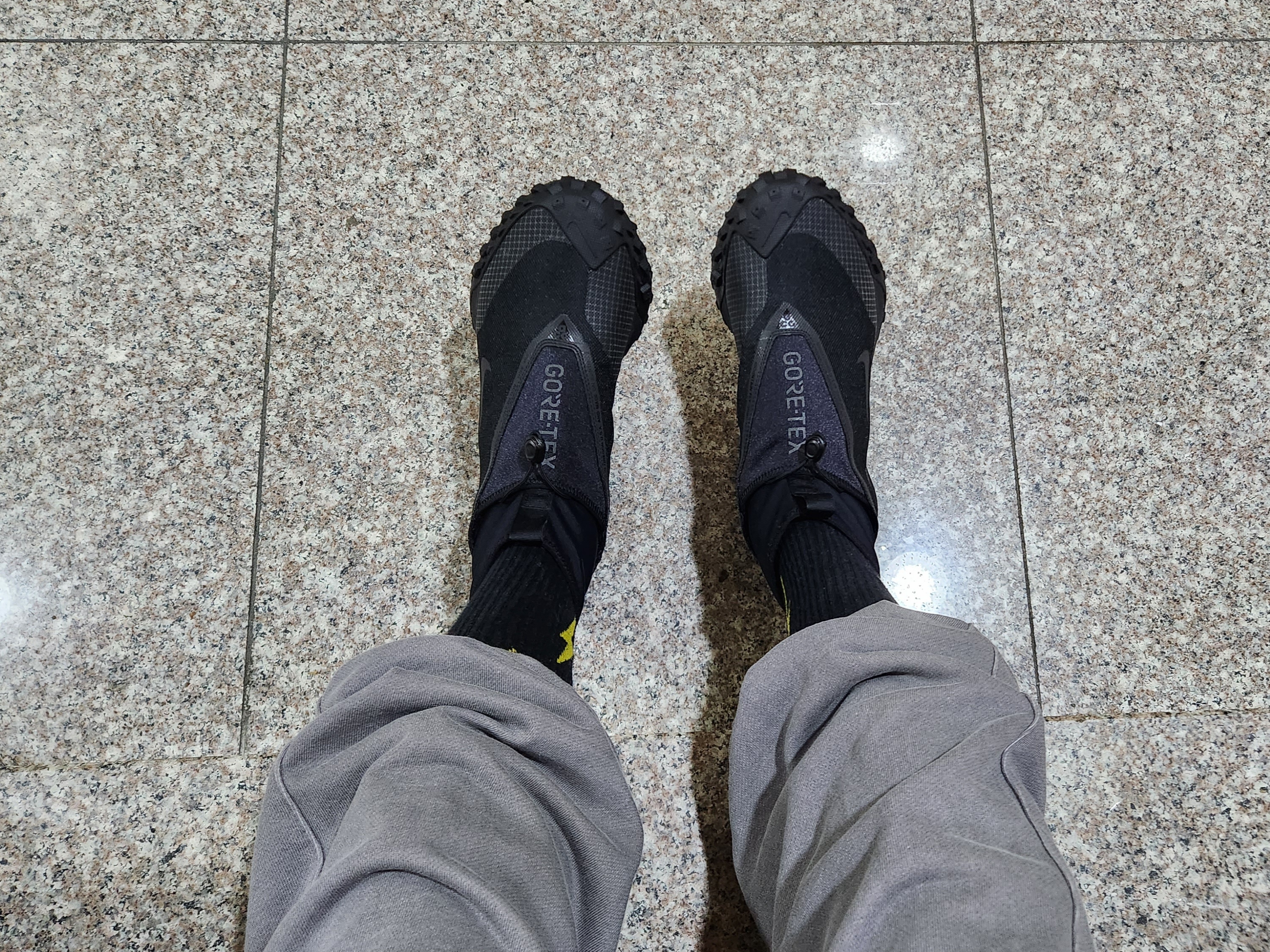 Nike ACG Mountain Fly Gore-Tex Black and Dark Grey 착용 스타일 - 1