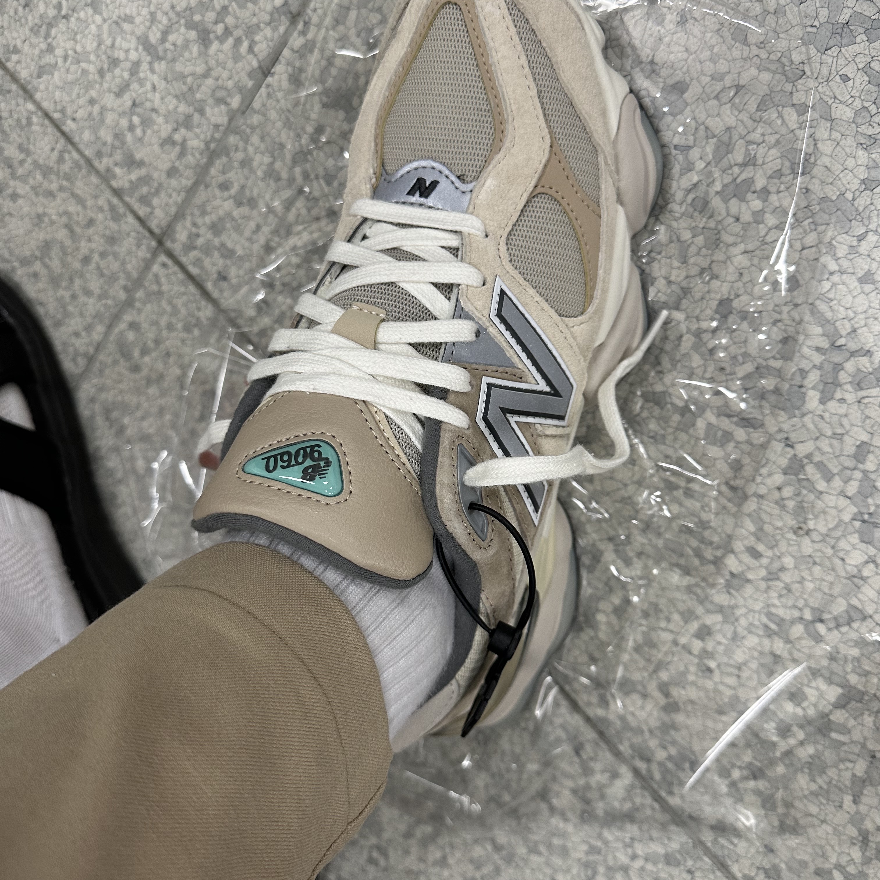 New Balance 9060 Sea Salt 착용 스타일 - 1