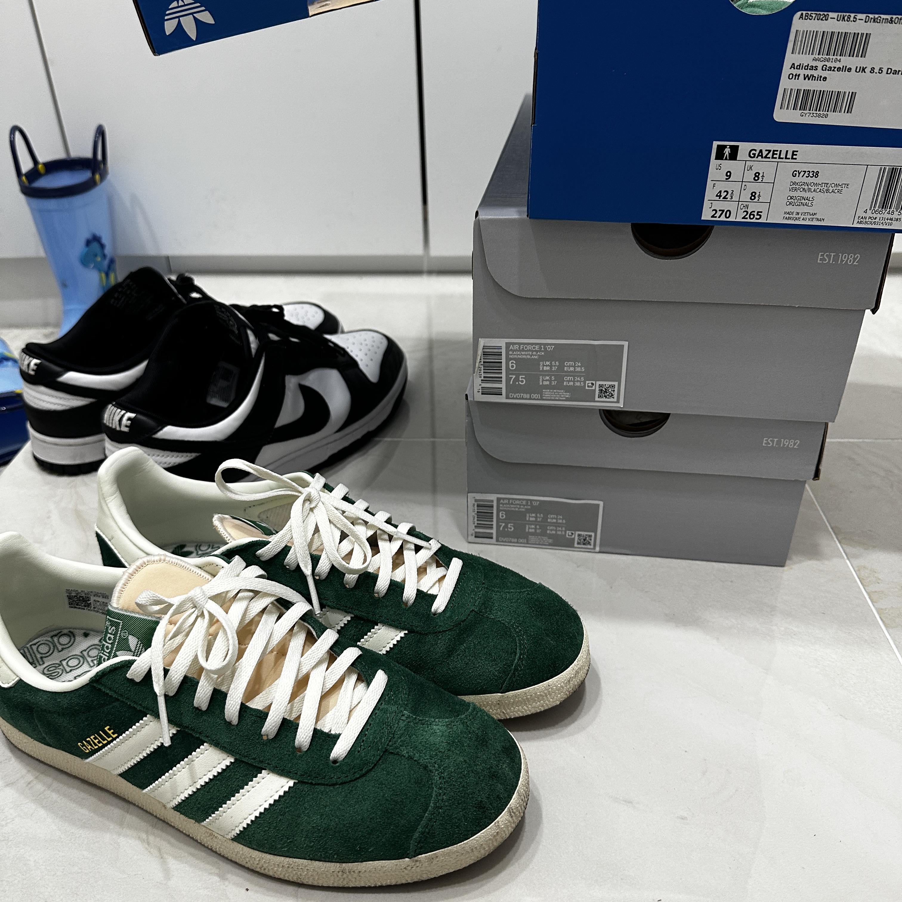Adidas Gazelle Dark Green Cream White, Nike Air Force 1 '07 Black White 착용 스타일 - 1