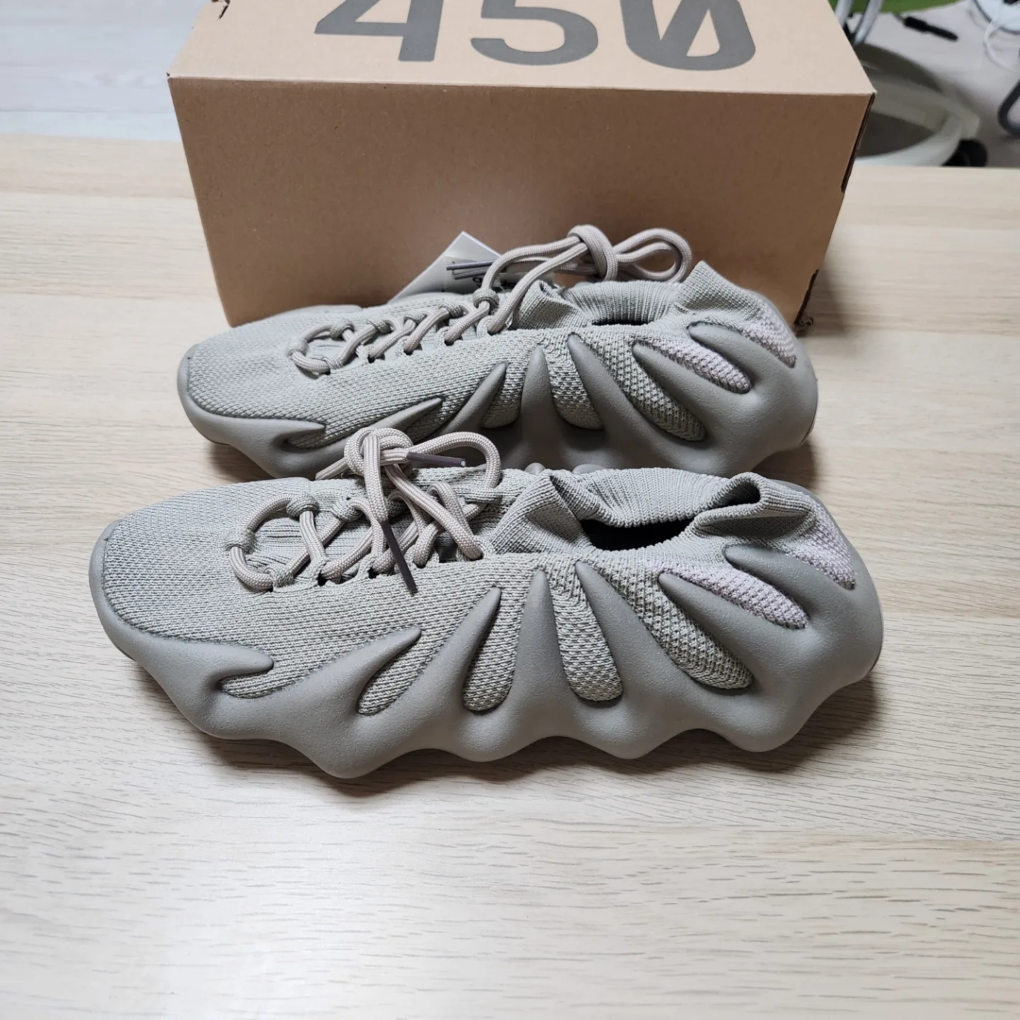 Adidas Yeezy 450 Stone Flax 착용 스타일 - 4