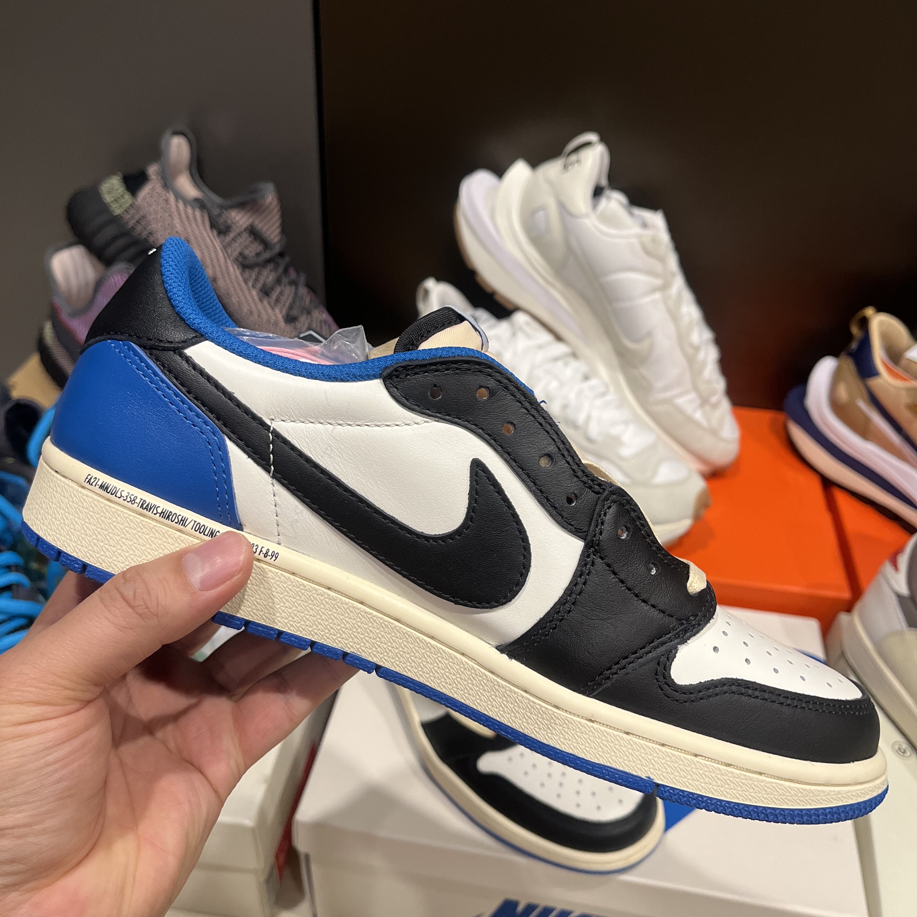 Jordan 1 x Travis Scott x Fragment Retro Low OG SP Military Blue 착용 스타일 - 2