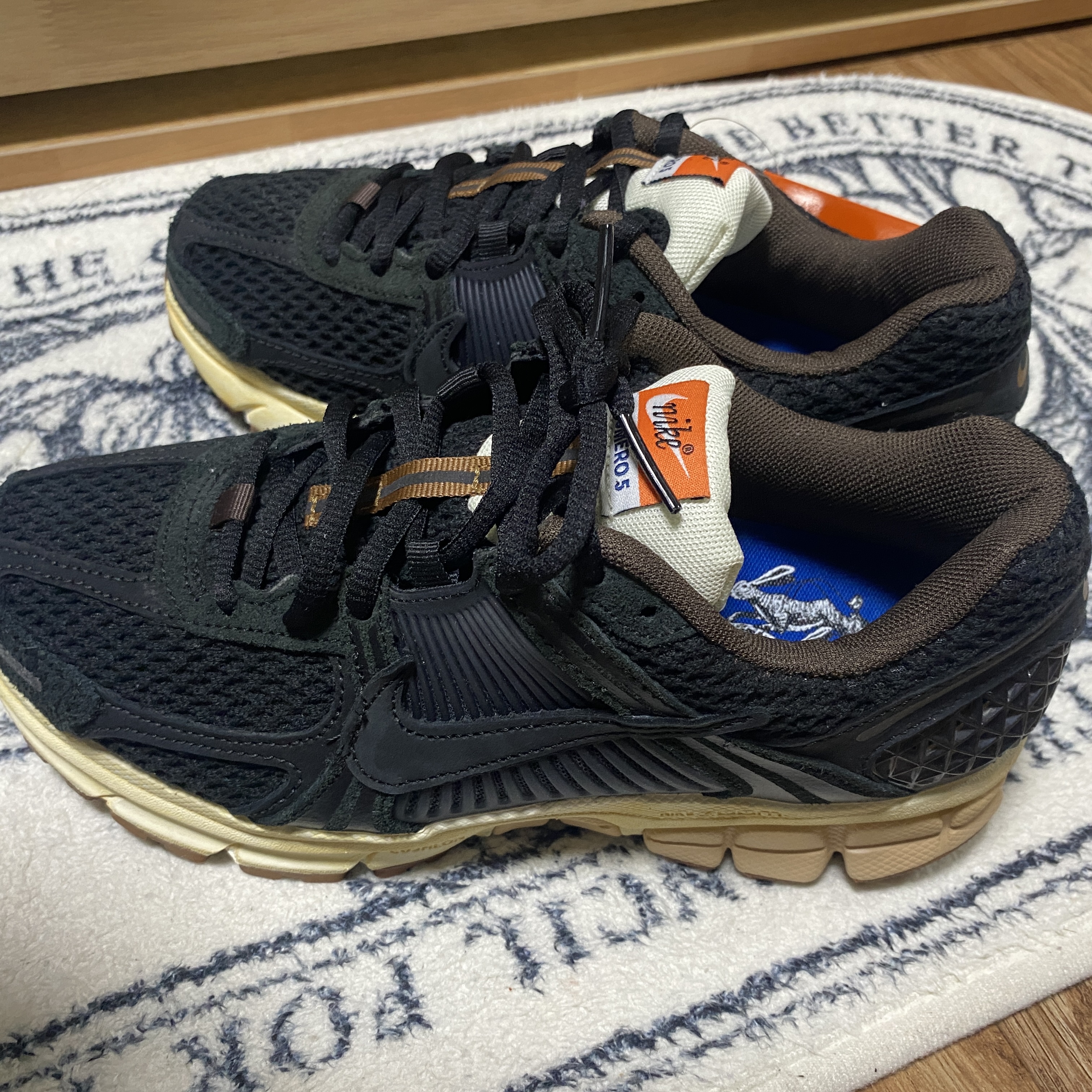 (W) Nike Zoom Vomero 5 Black 착용 스타일 - 2