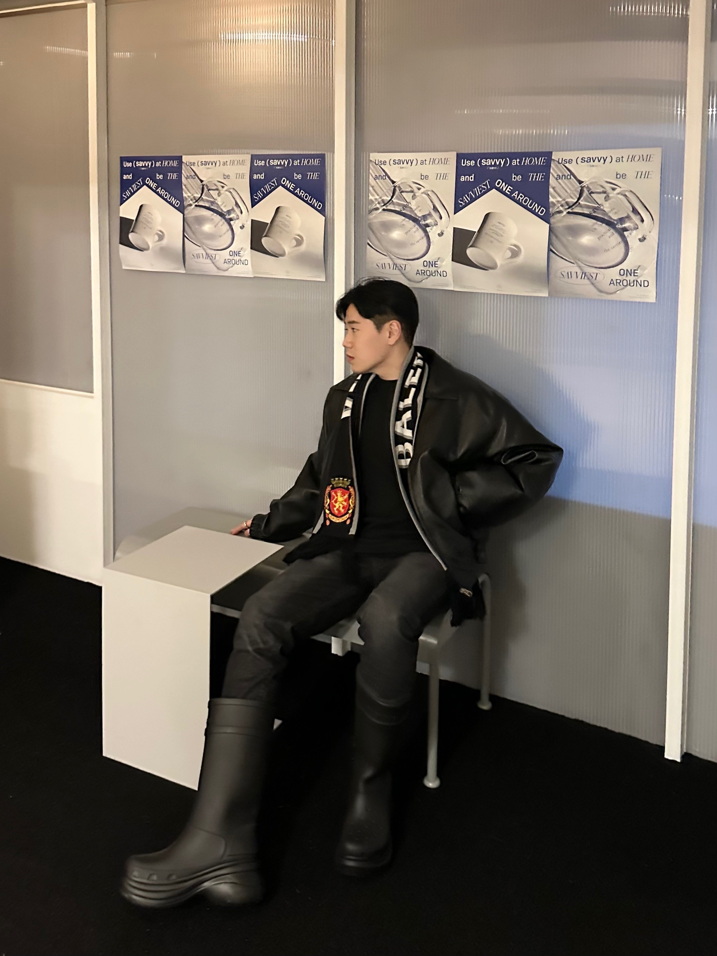 Balenciaga x Crocs Rubber Boot Black 착용 스타일 - 4