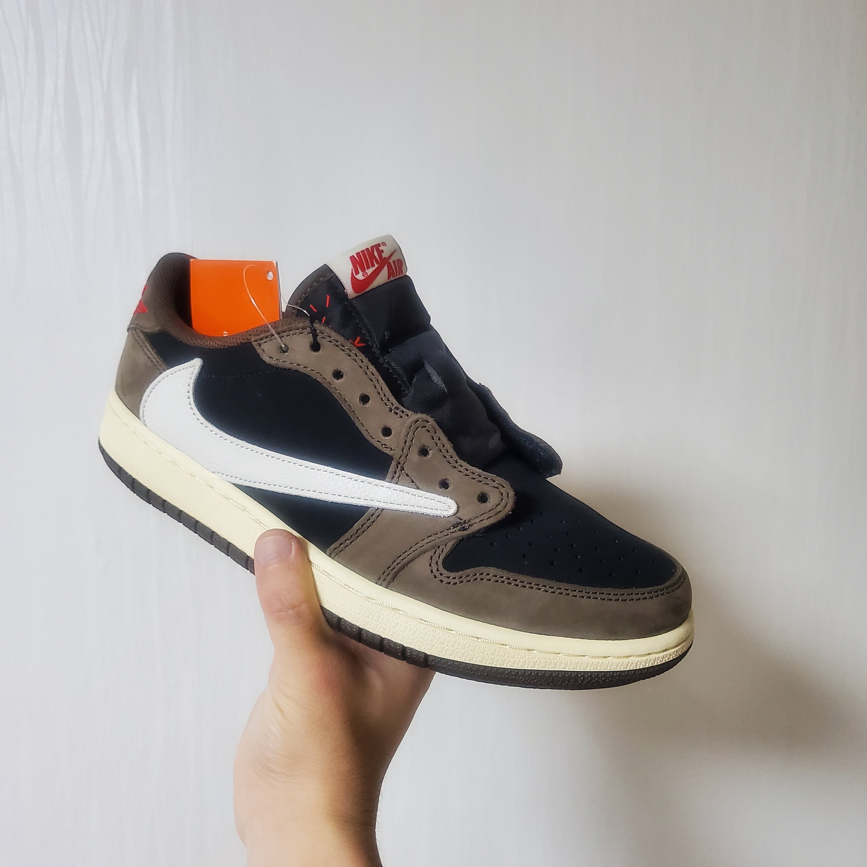 Jordan 1 x Travis Scott Retro Low OG SP Mocha 착용 스타일 - 1