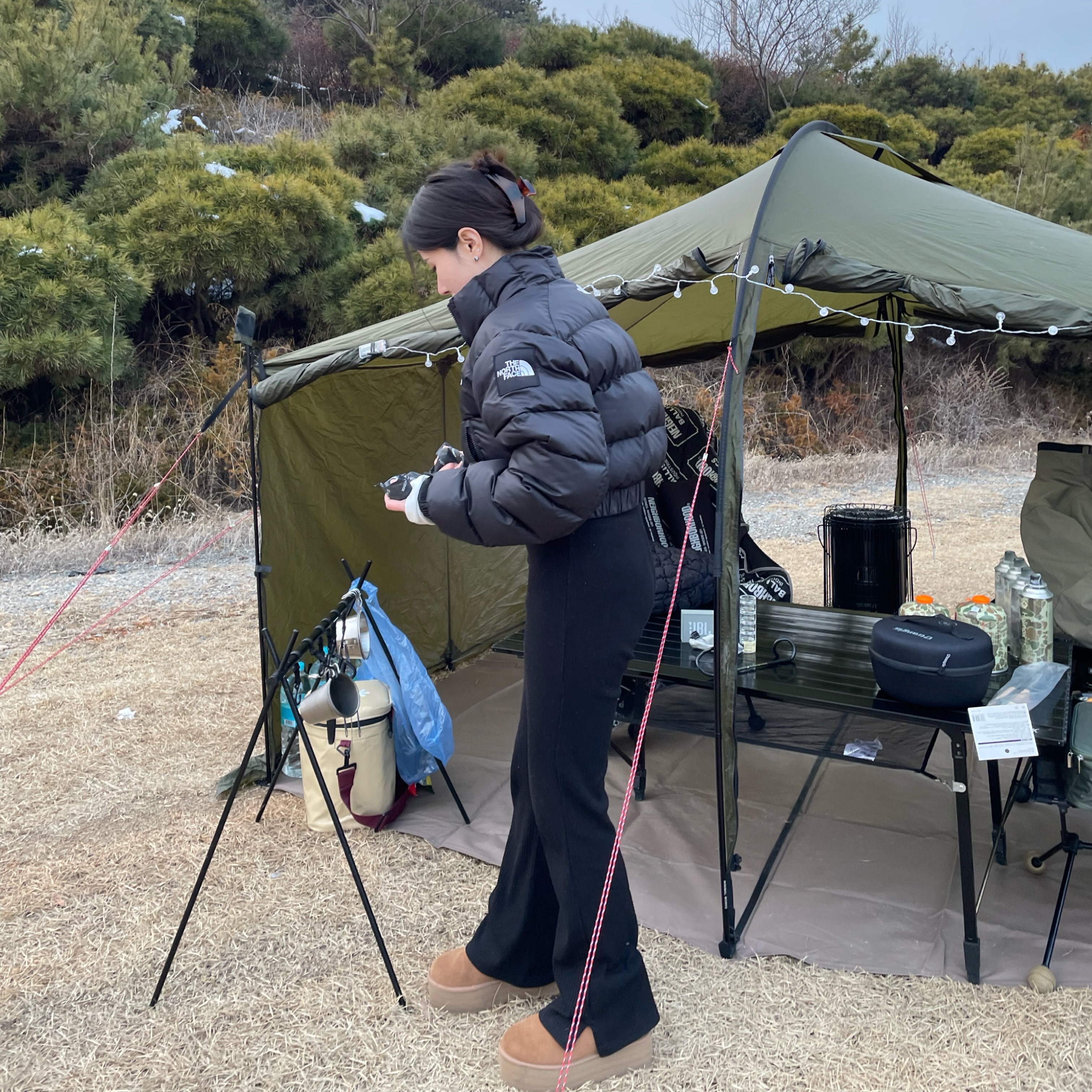 (W) The North Face Phlego Synthetic Insulated Jacket Black, (W) UGG Classic Mini Platform Boots Chestnut 착용 스타일 - 3