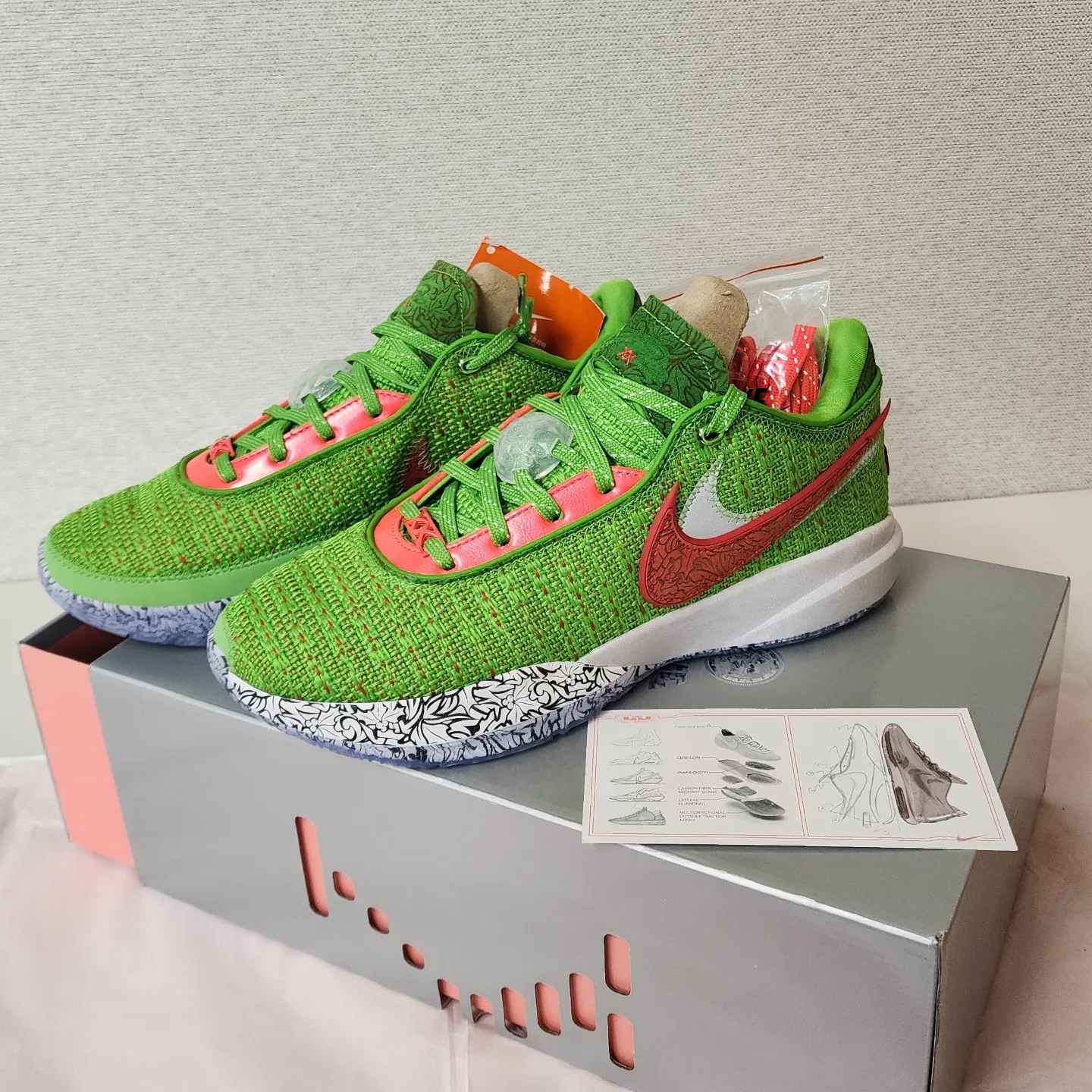 Nike LeBron XX Christmas EP Green Apple University Red 착용 스타일 - 1