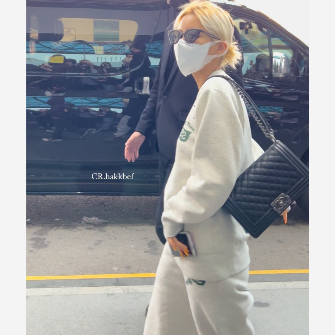 (W) UGG Classic Ultra Mini Platform Boots Chestnut, Chanel Medium Boy Chanel Handbag Grained Calfskin & Ruthenium Black 착용 스타일 - 3