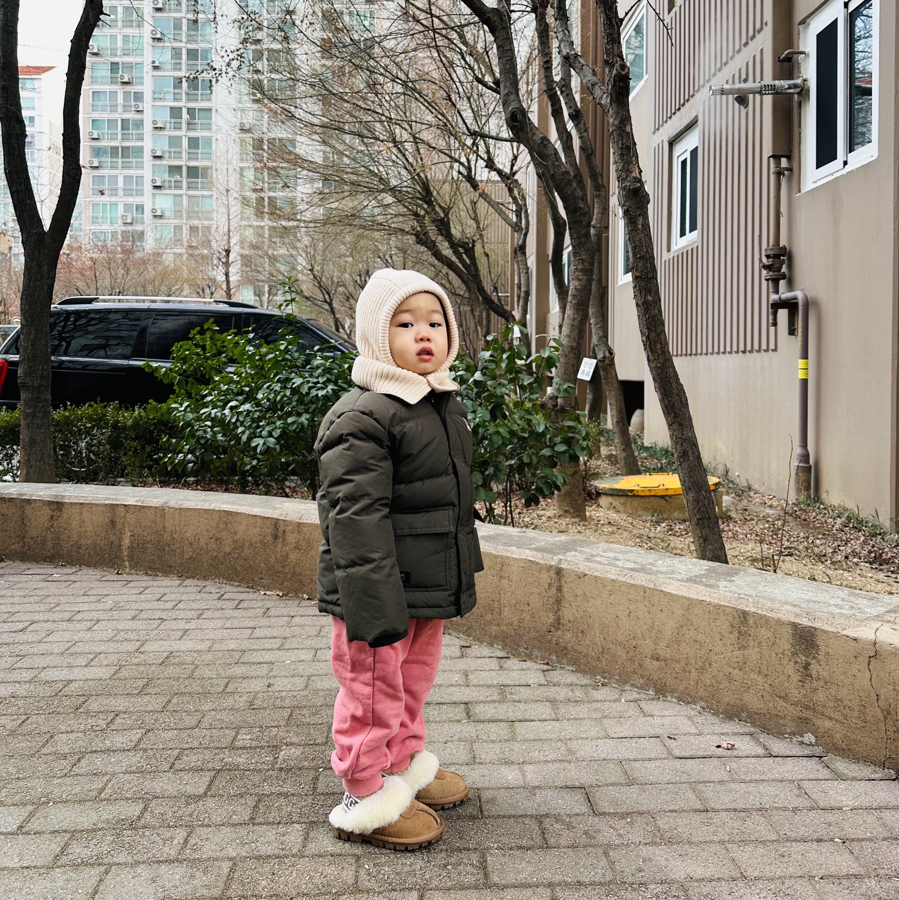(Kids) UGG Funkette Slides Chestnut 착용 스타일 - 3
