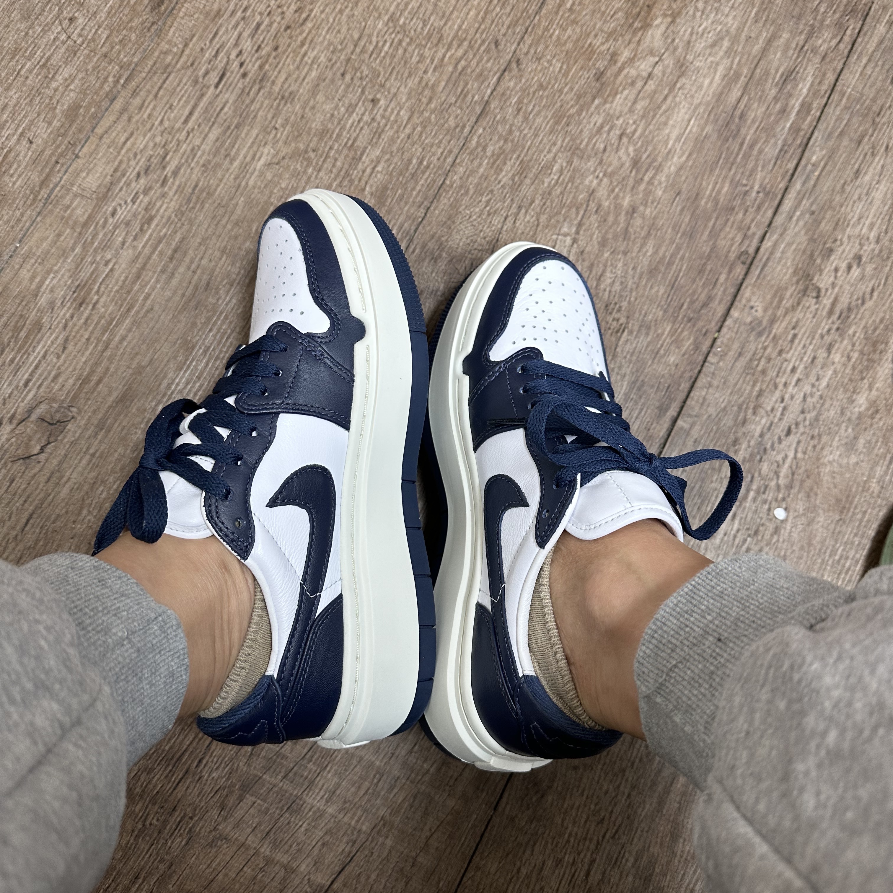 (W) Jordan 1 Elevate Low Midnight Navy 착용 스타일 - 2