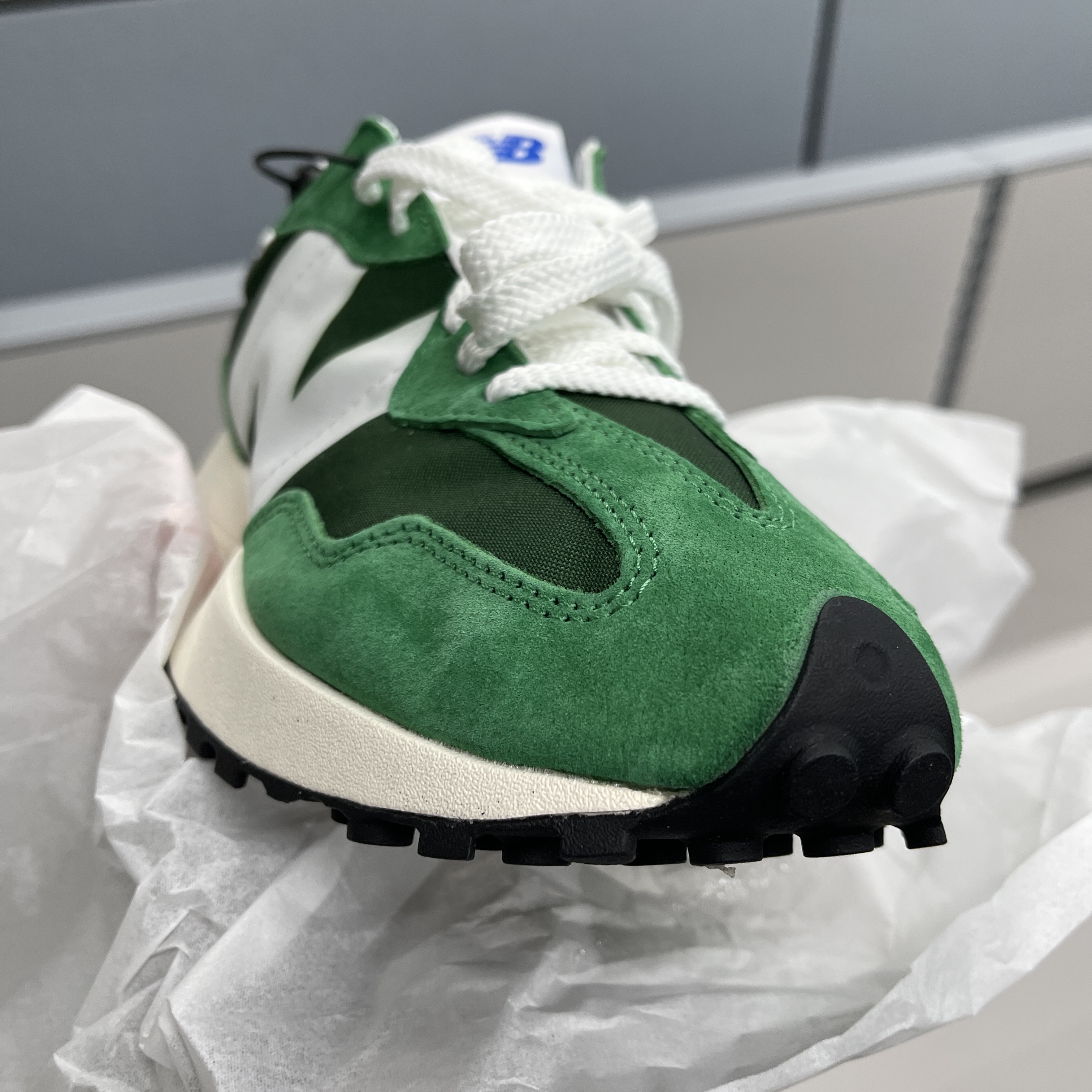 New Balance 327 Varsity Green 착용 스타일 - 3