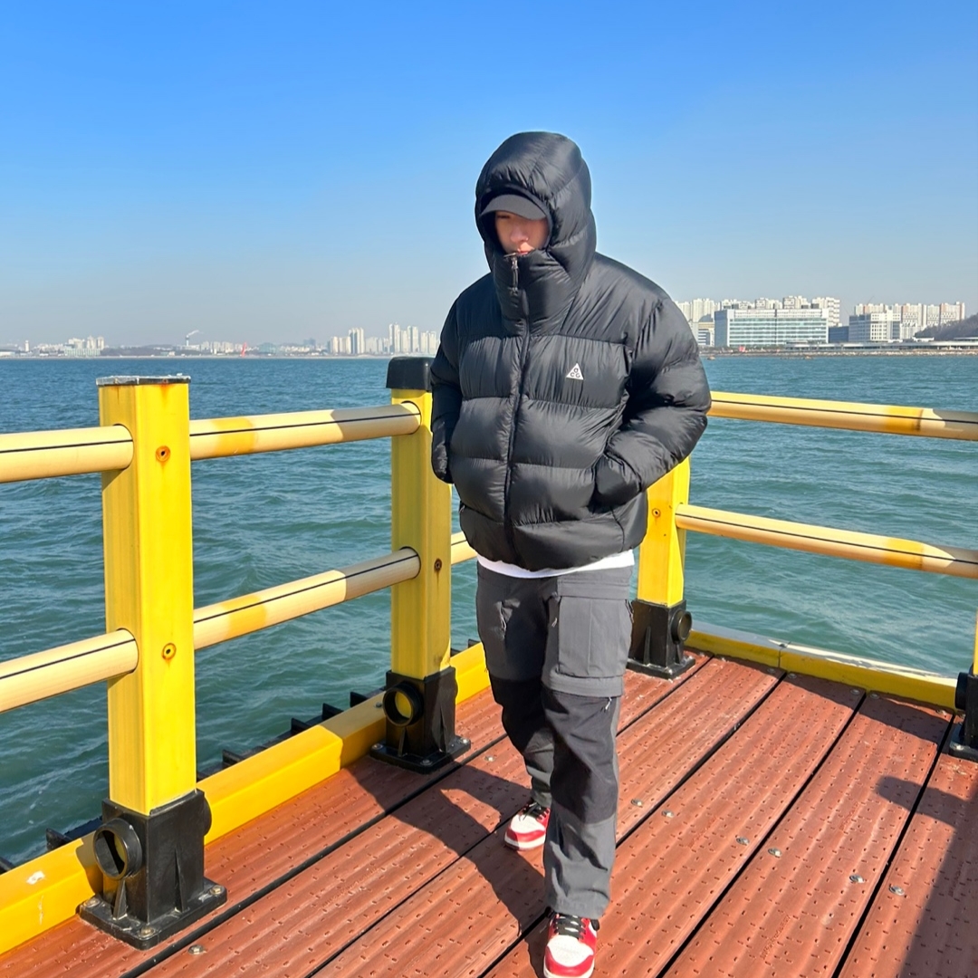 Nike ACG Therma-Fit ADV Lunar Lake Puffer Jacket Black - Asia, Nike ACG Smith Summit Cargo Pants Dark Smoke Grey - Asia 착용 스타일