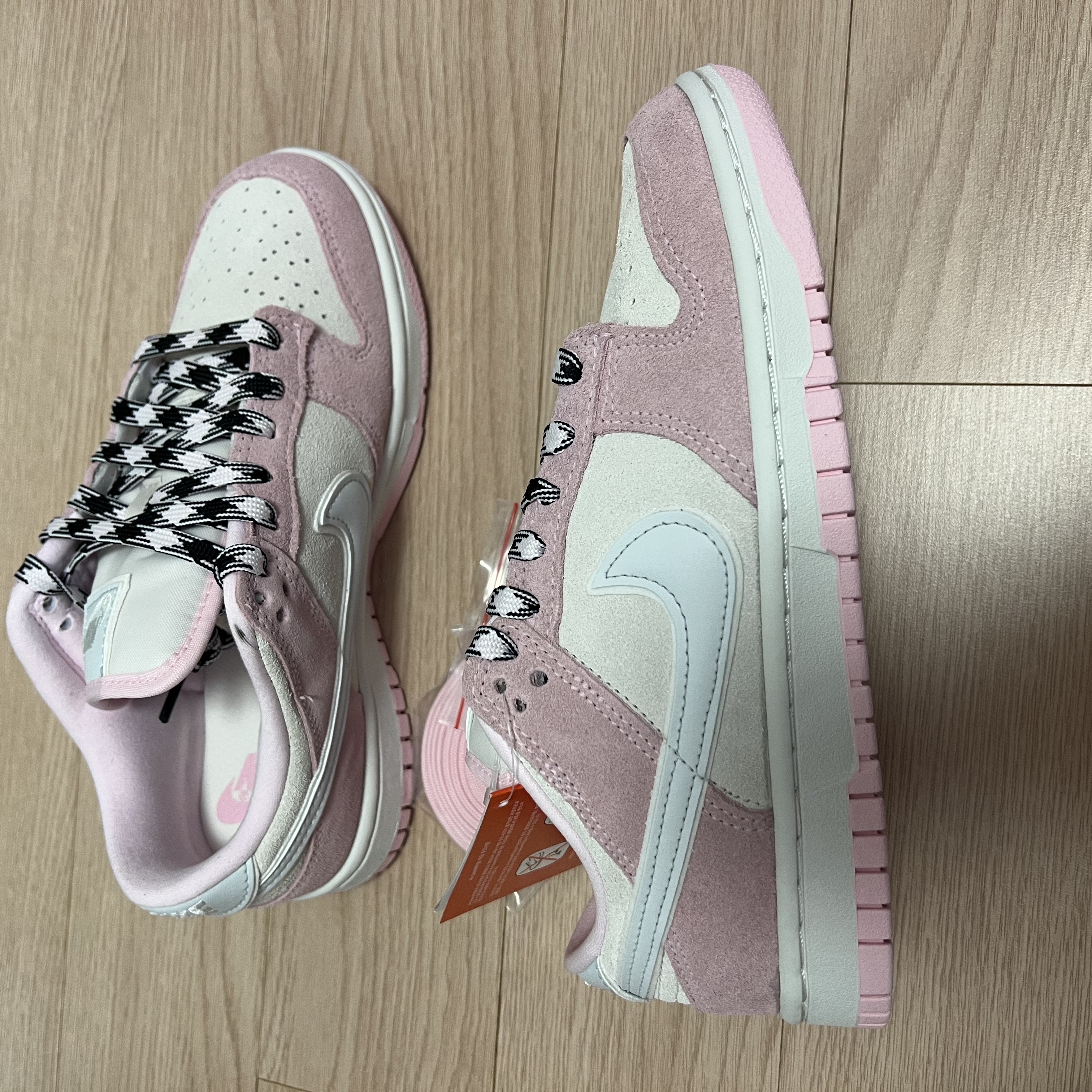 (W) Nike Dunk Low LX Pink Foam 착용 스타일 - 1