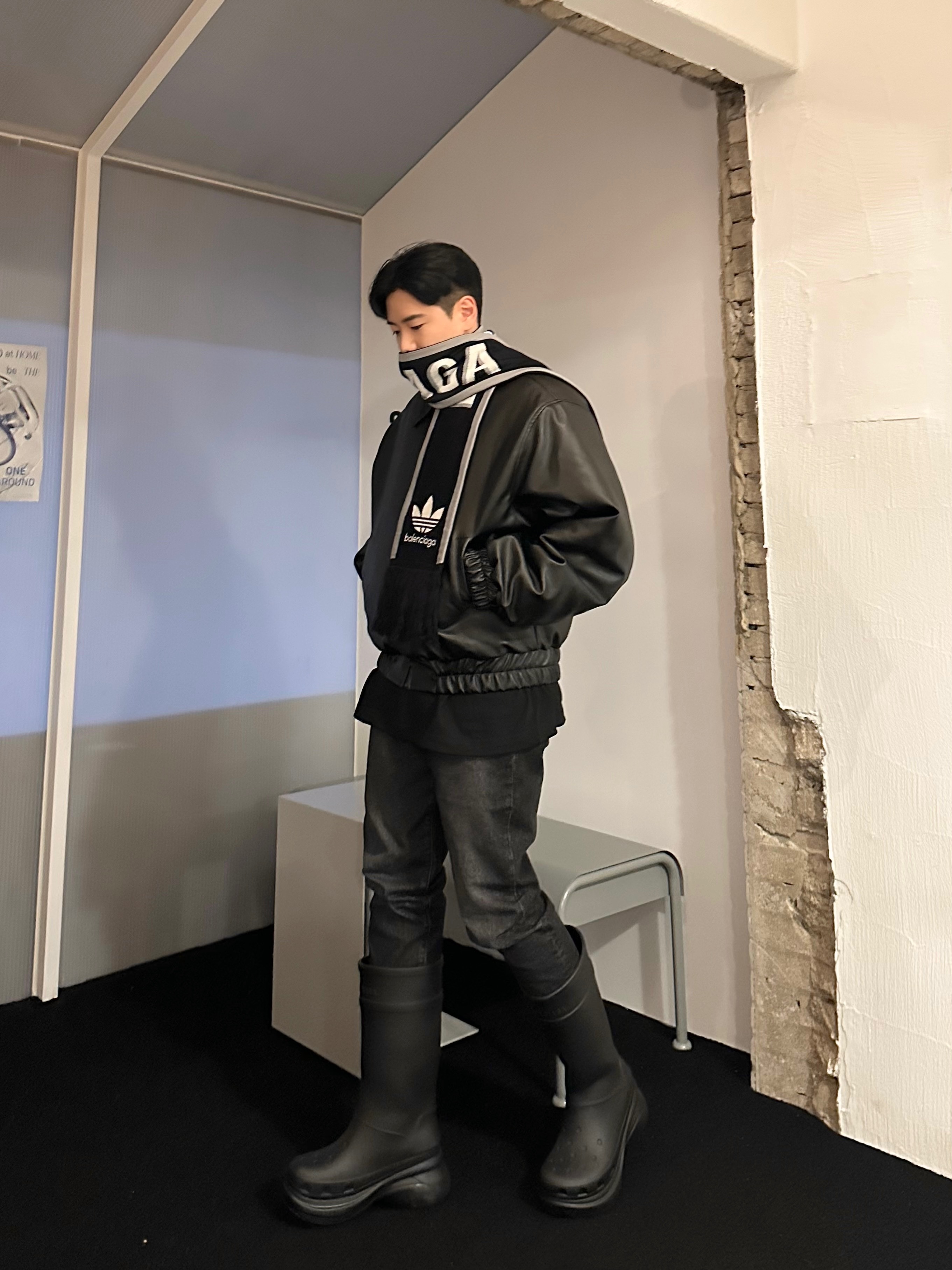 Balenciaga x Crocs Rubber Boot Black 착용 스타일 - 2