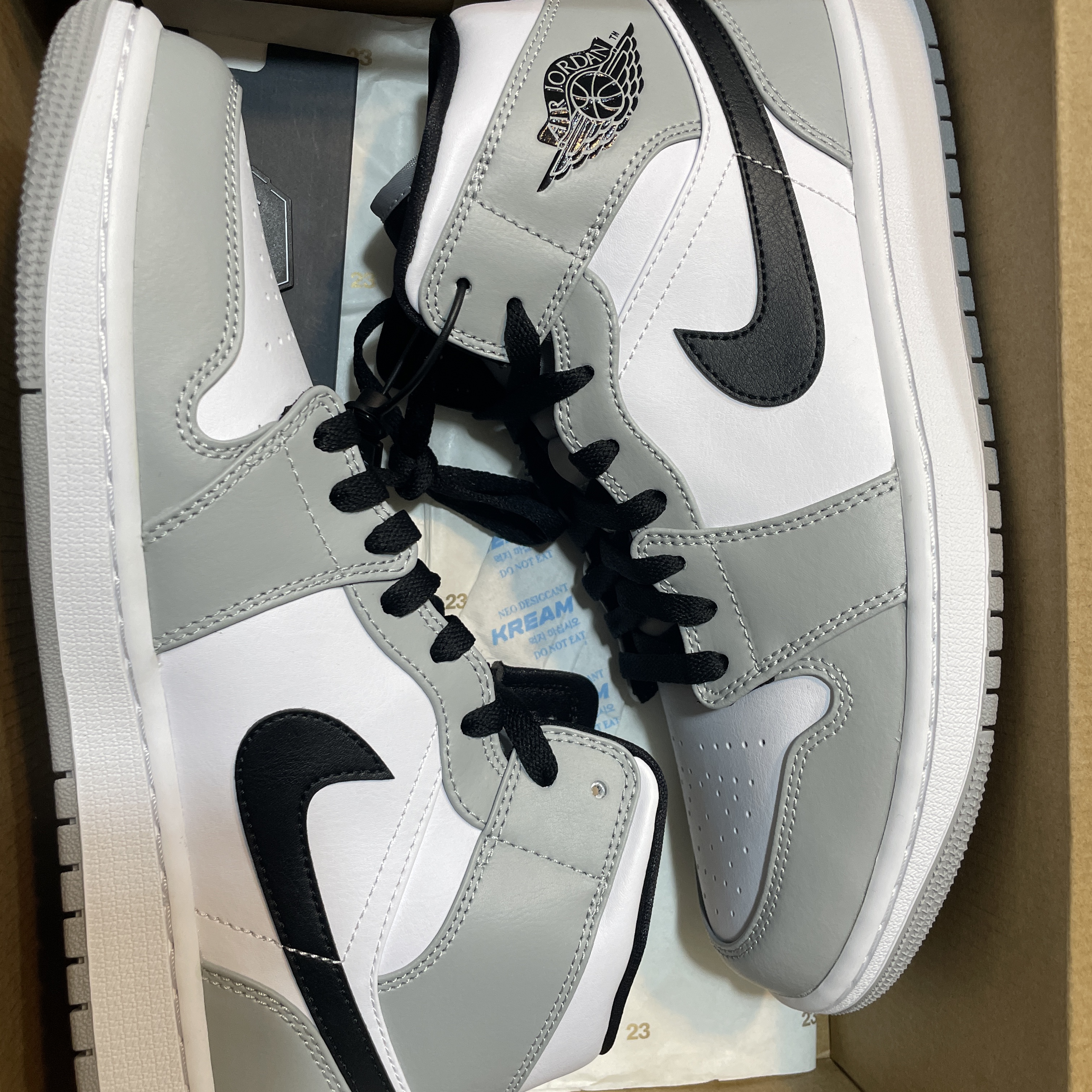 Jordan 1 Mid Light Smoke Grey 착용 스타일