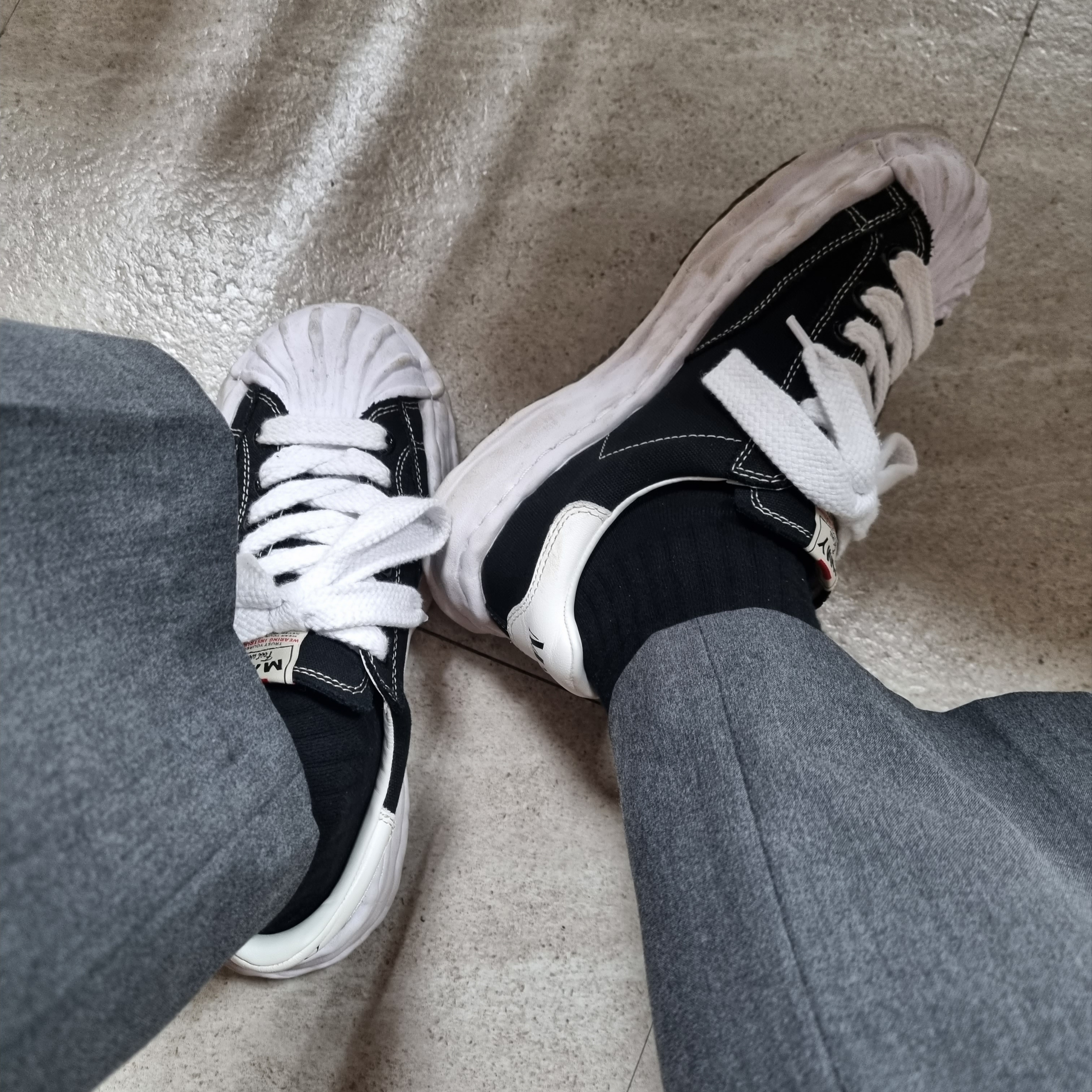 Maison Mihara Yasuhiro Blakey OG Sole Canvas Low-top Sneakers Black White 착용 스타일
