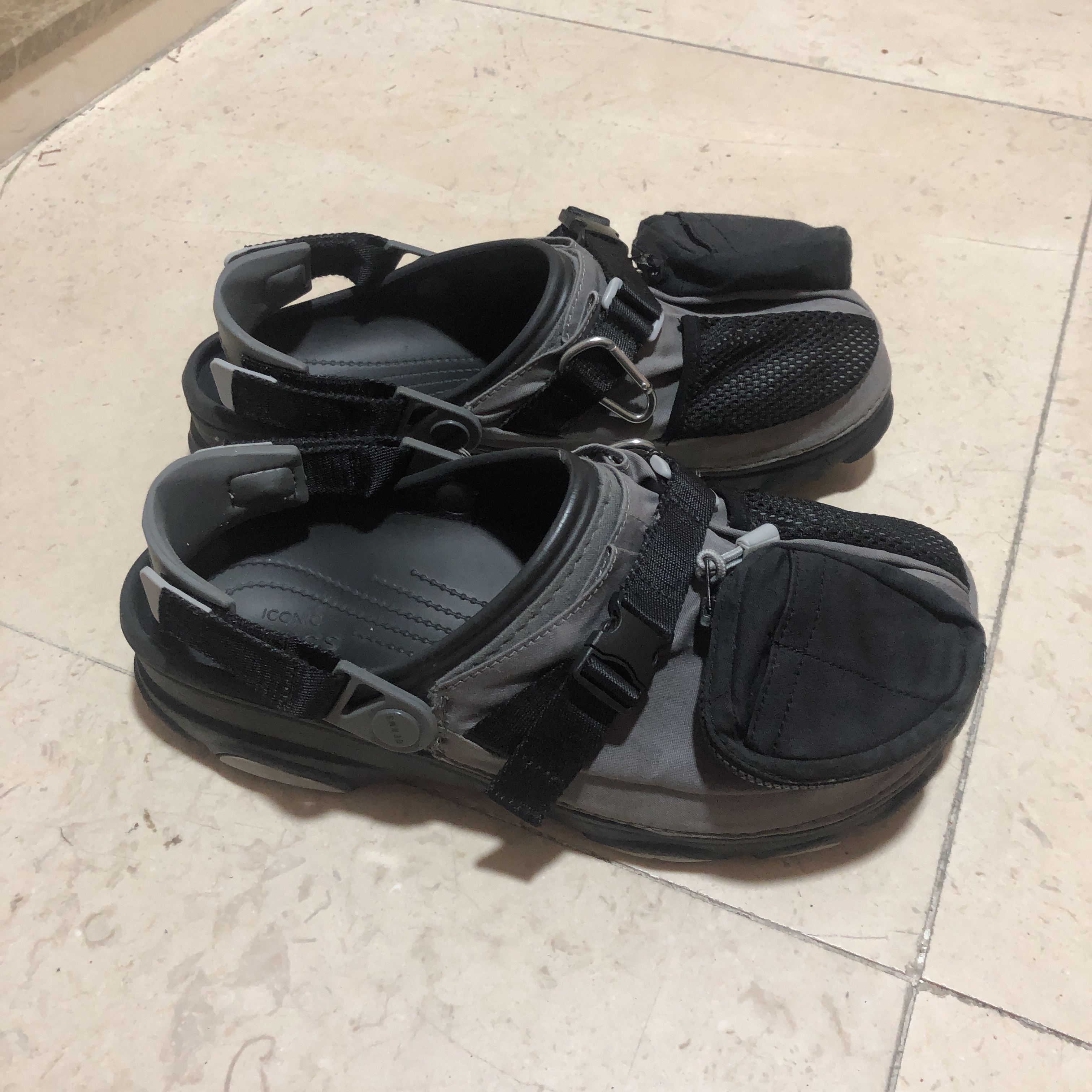 Crocs x Beams Classic All Terrain Mountain Parka Clog Grey 착용 스타일 - 2