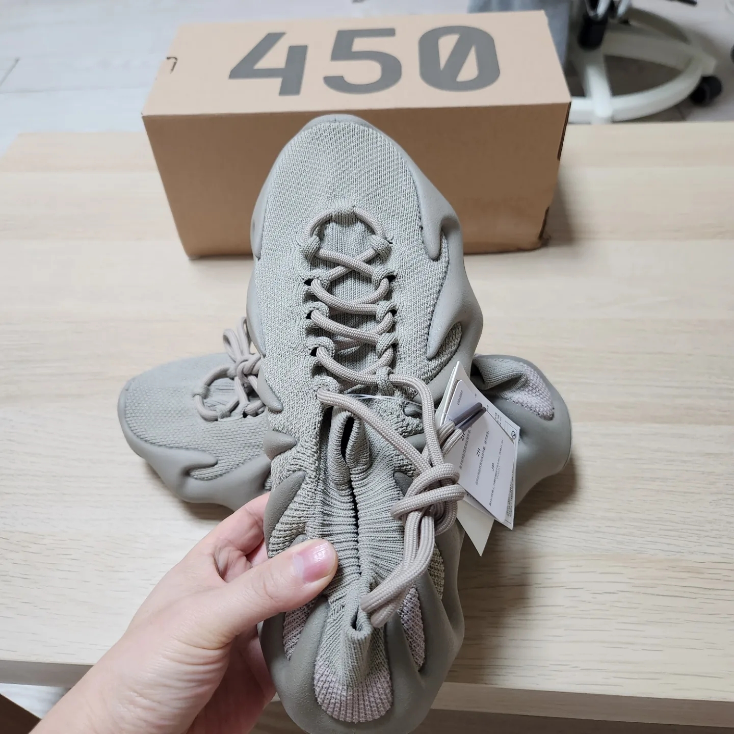 Adidas Yeezy 450 Stone Flax 착용 스타일 - 5