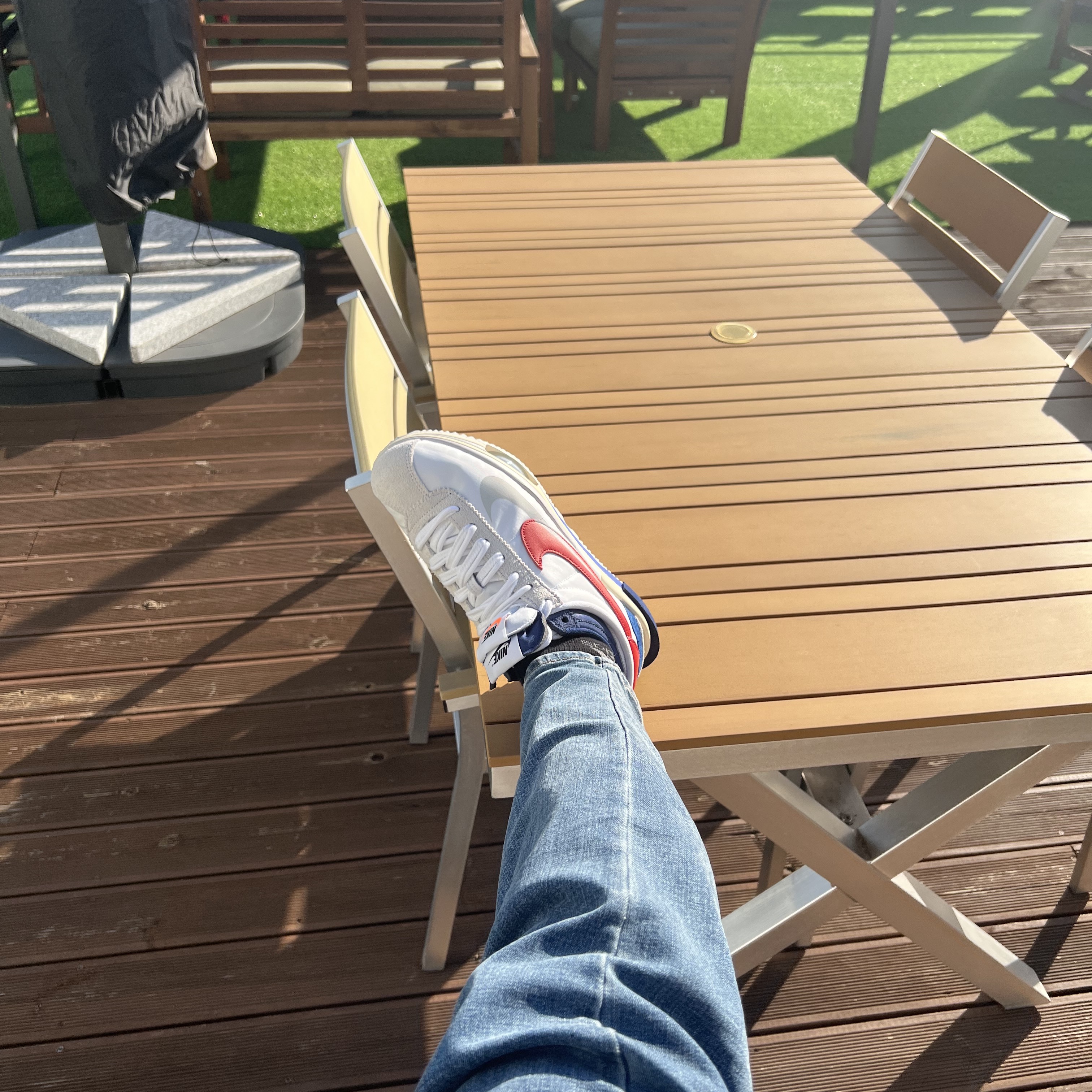 Nike x Sacai Zoom Cortez SP White and University Red 착용 스타일 - 1