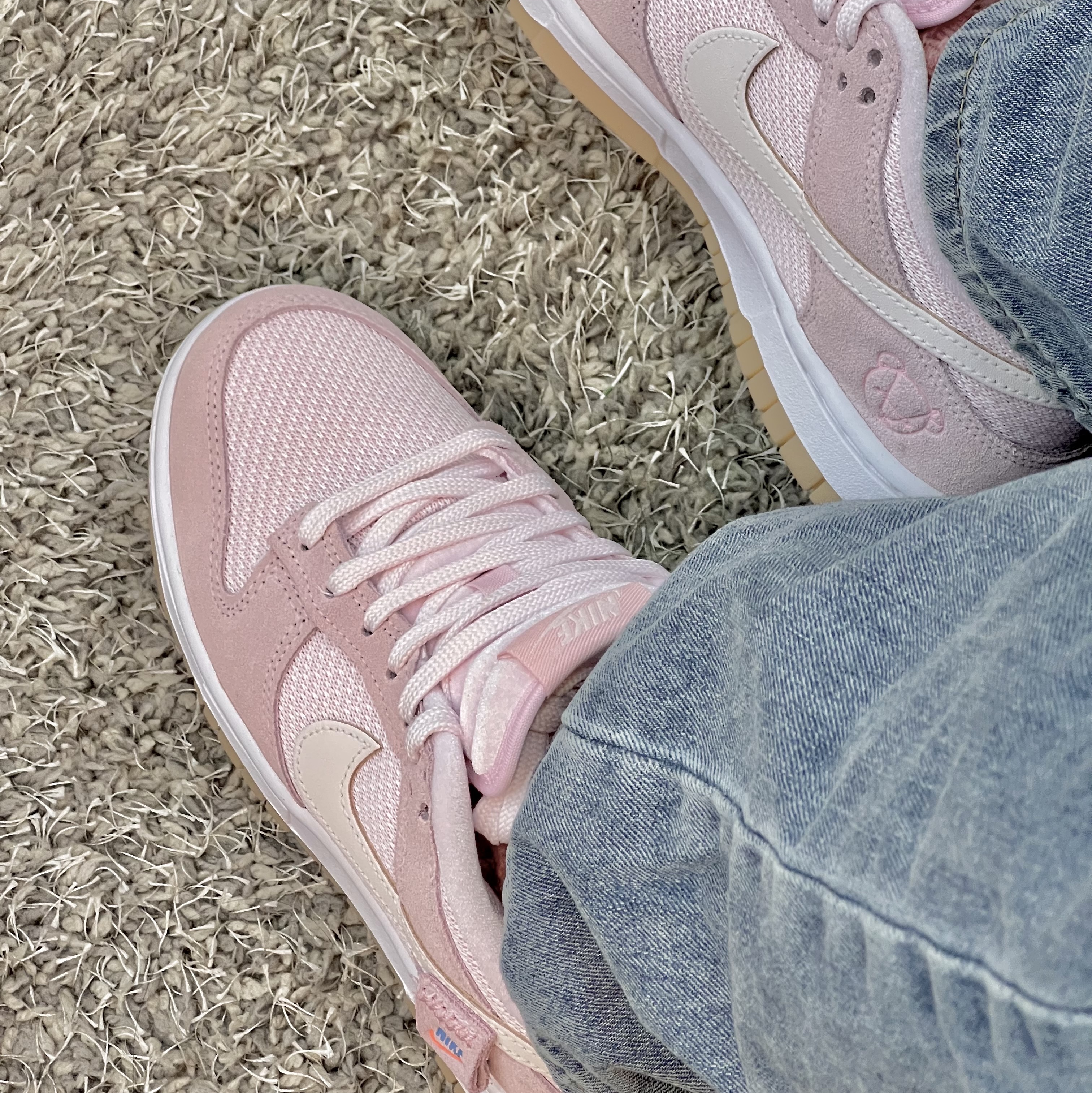 (W) Nike Dunk Low SE Light Soft Pink 착용 스타일 - 1