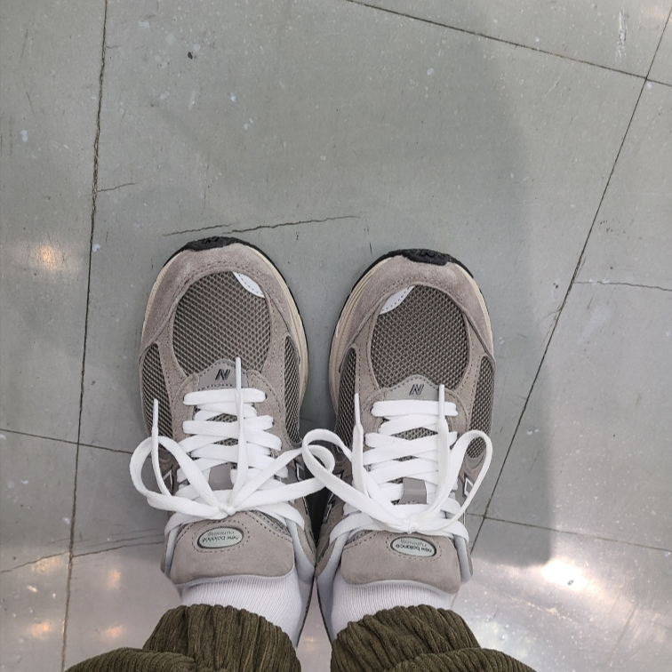 New Balance 2002R Grey 착용 스타일