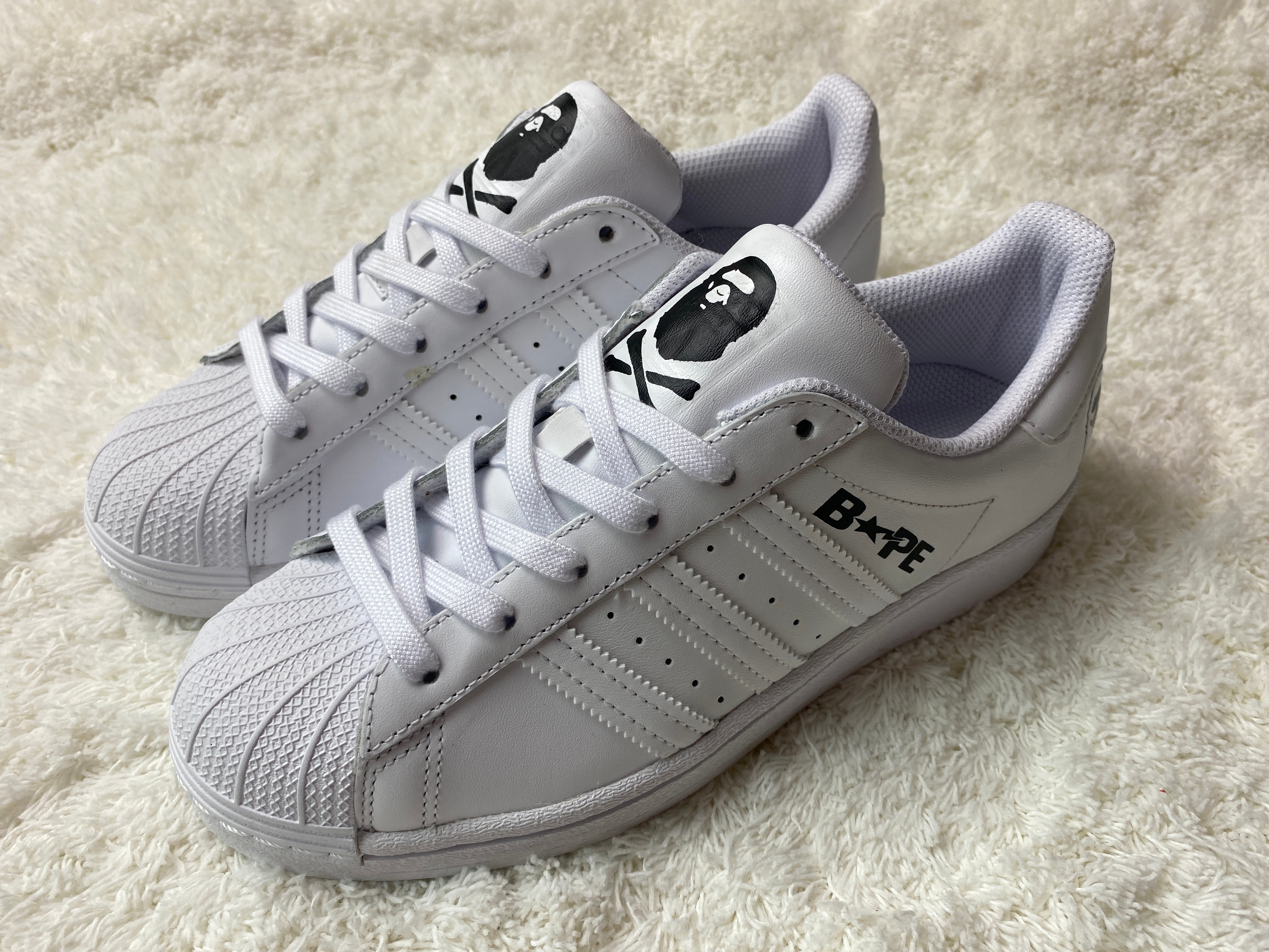 Adidas Superstar Triple White, Adidas Superstar Core Black White 착용 스타일 - 1