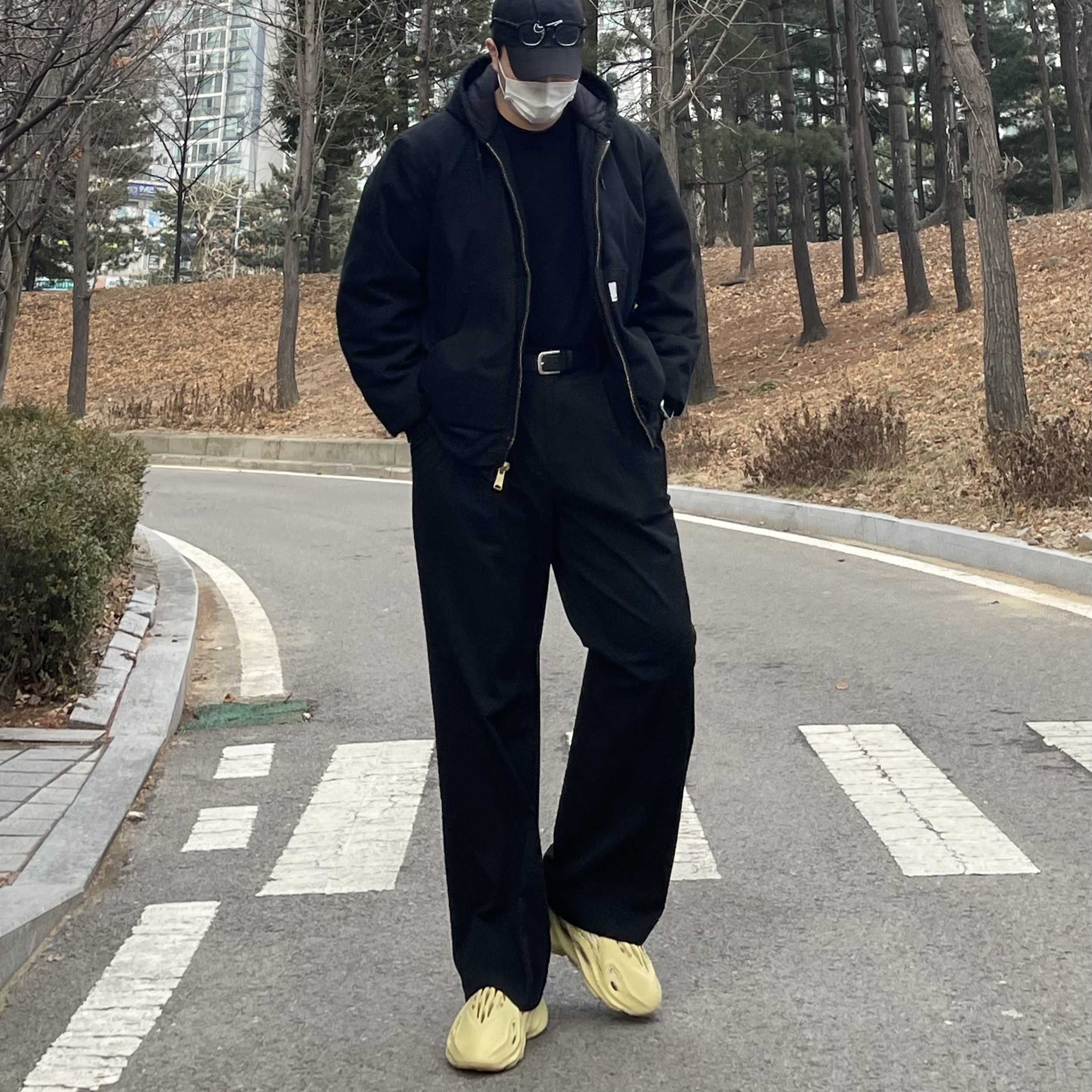 Adidas Yeezy Foam RNNR Sulfur 착용 스타일 - 1