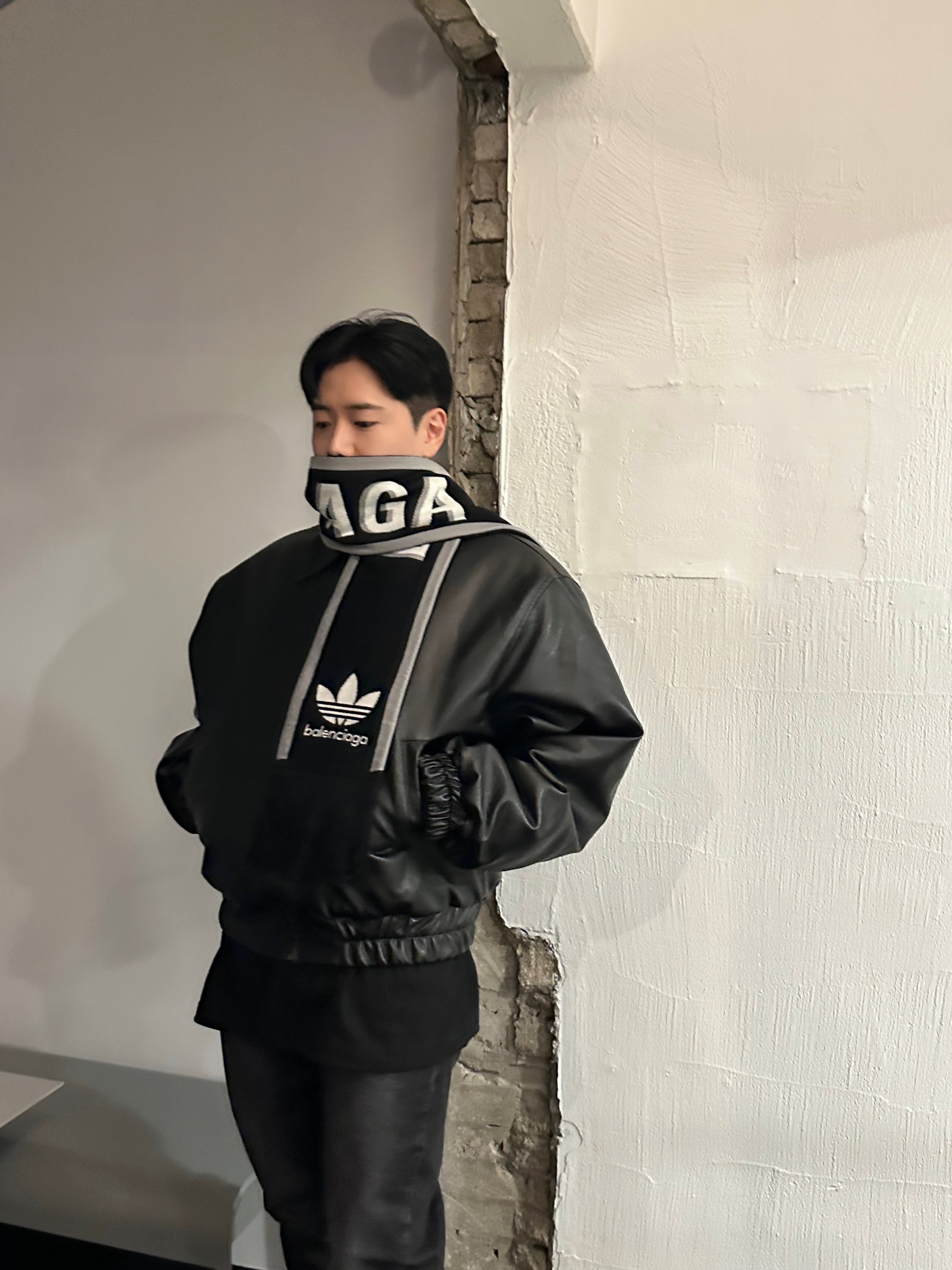 Balenciaga x Crocs Rubber Boot Black 착용 스타일 - 3