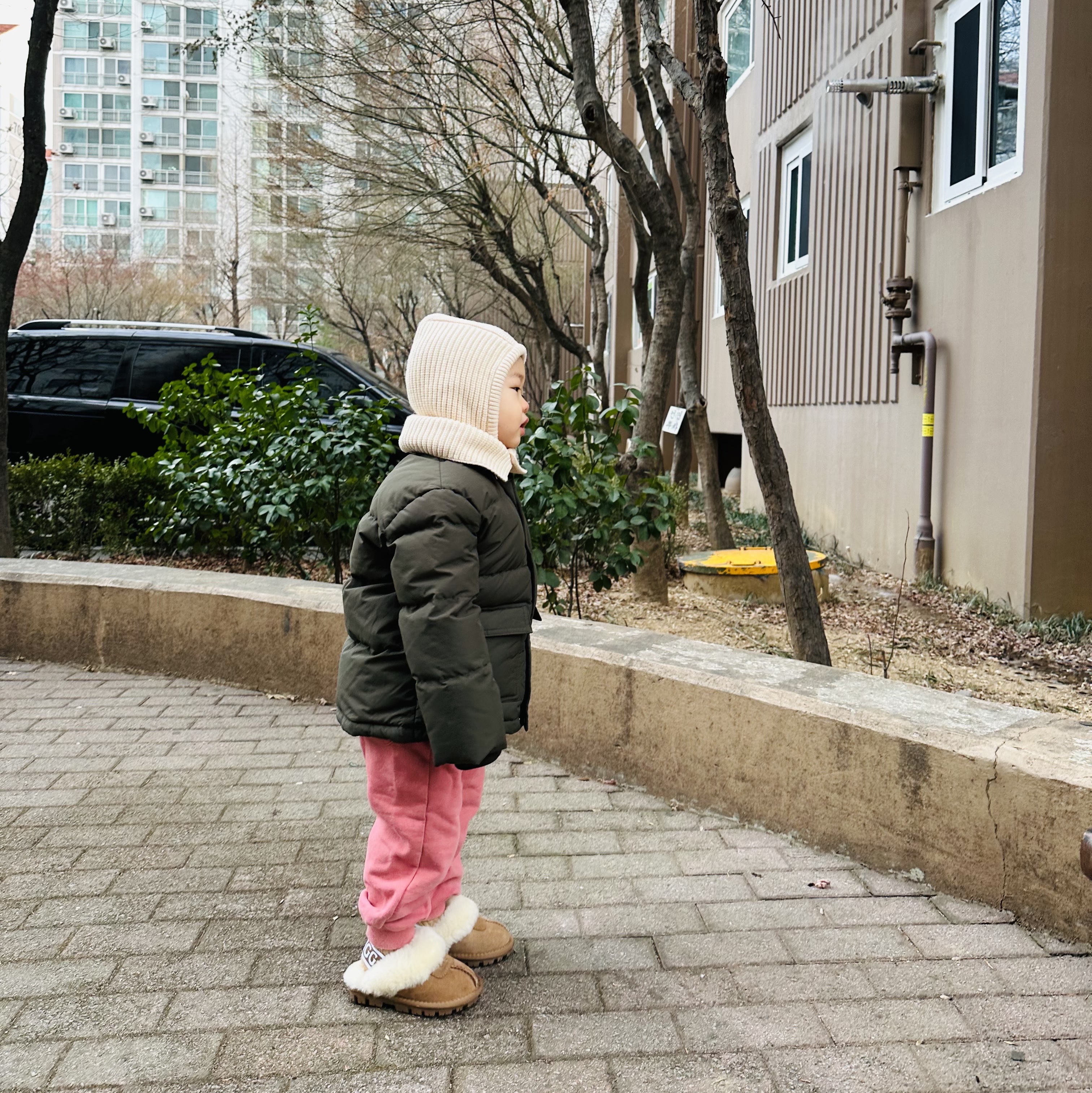 (Kids) UGG Funkette Slides Chestnut 착용 스타일 - 5