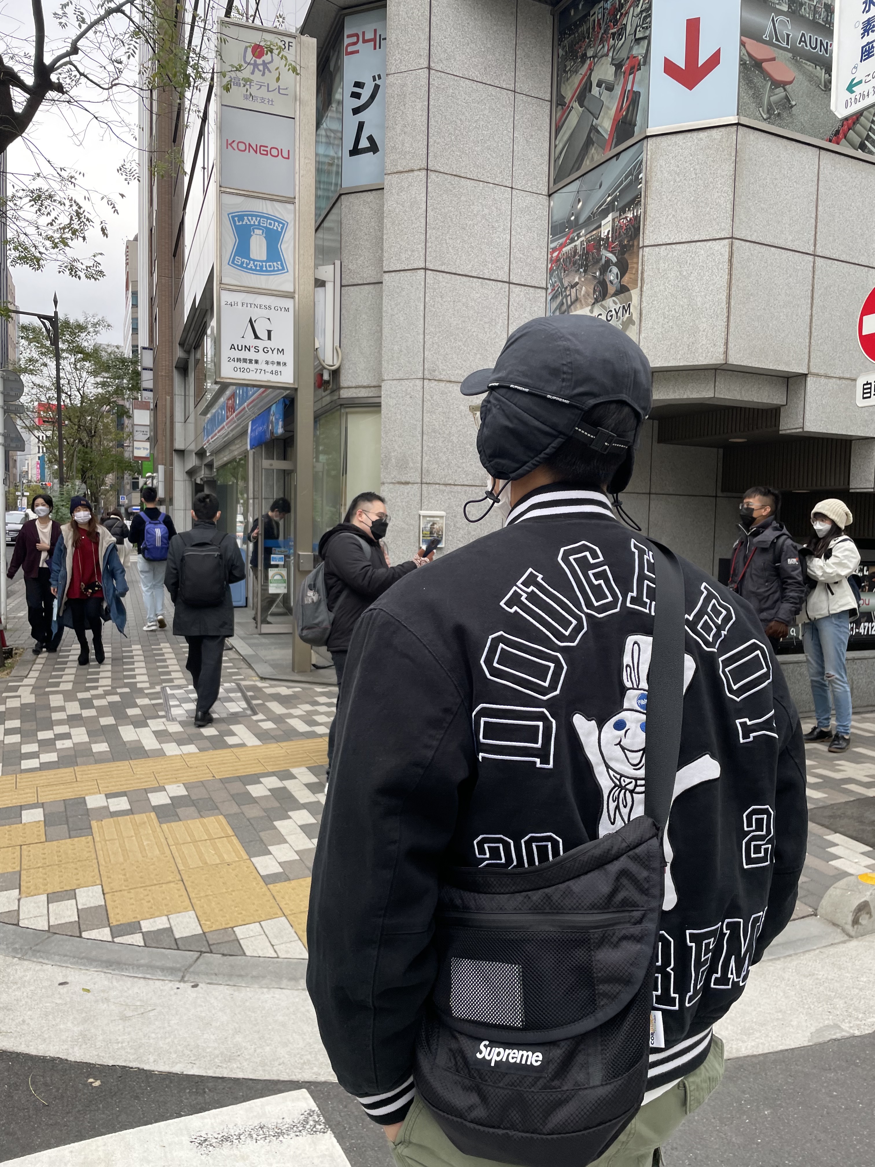 Supreme Mitchell & Ness Doughboy Twill Varsity Jacket Black - 22FW, Supreme Small Messenger Bag Black - 22SS 착용 스타일