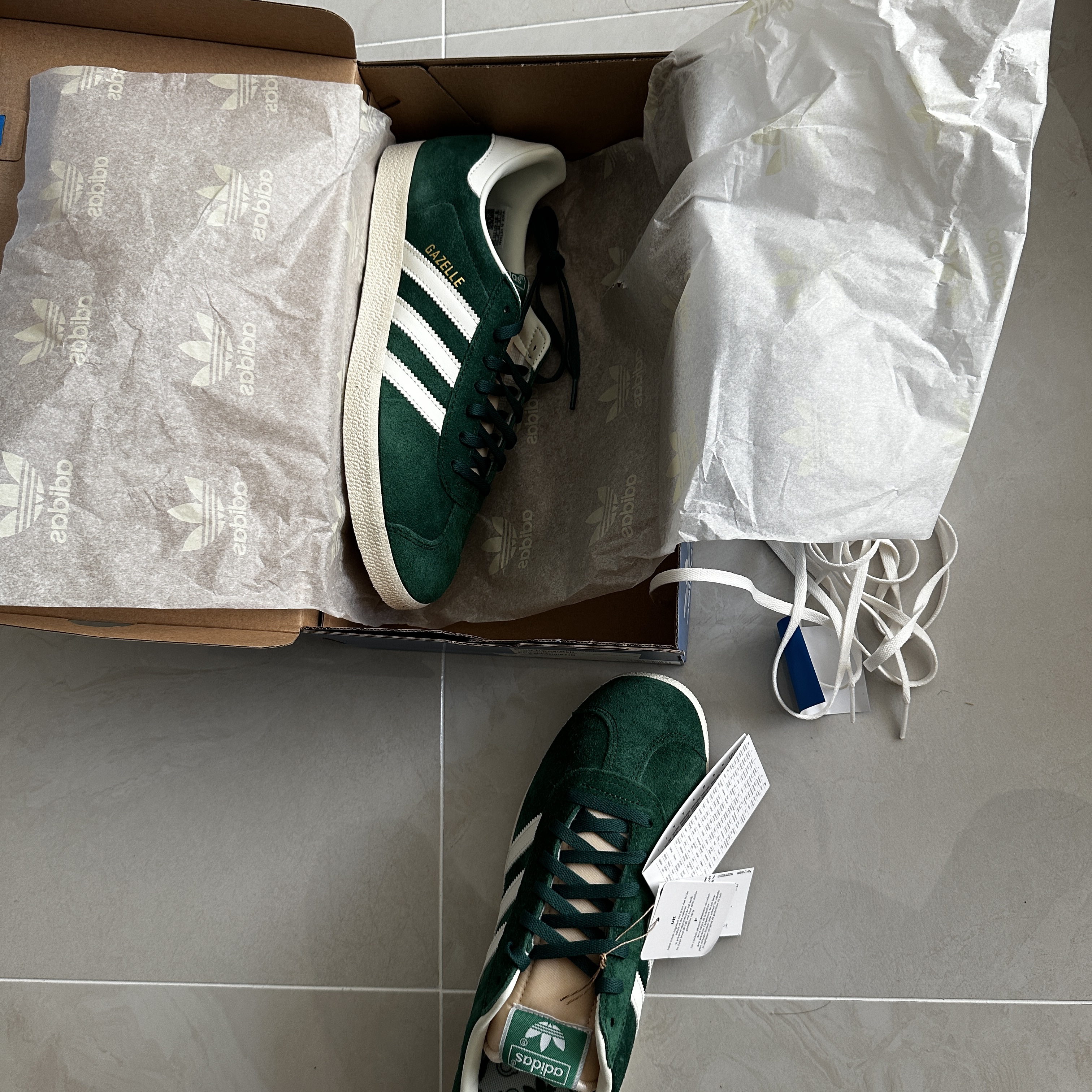 Adidas Gazelle Dark Green Cream White, Nike Air Force 1 '07 Black White 착용 스타일 - 3