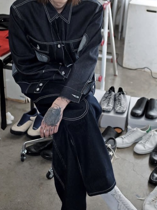 Typing Mistake Love Trucker Jacket Indigo - 22FW, Typing Mistake Curved Line Wide Denim Pants Deep Indigo - 22FW 착용 스타일