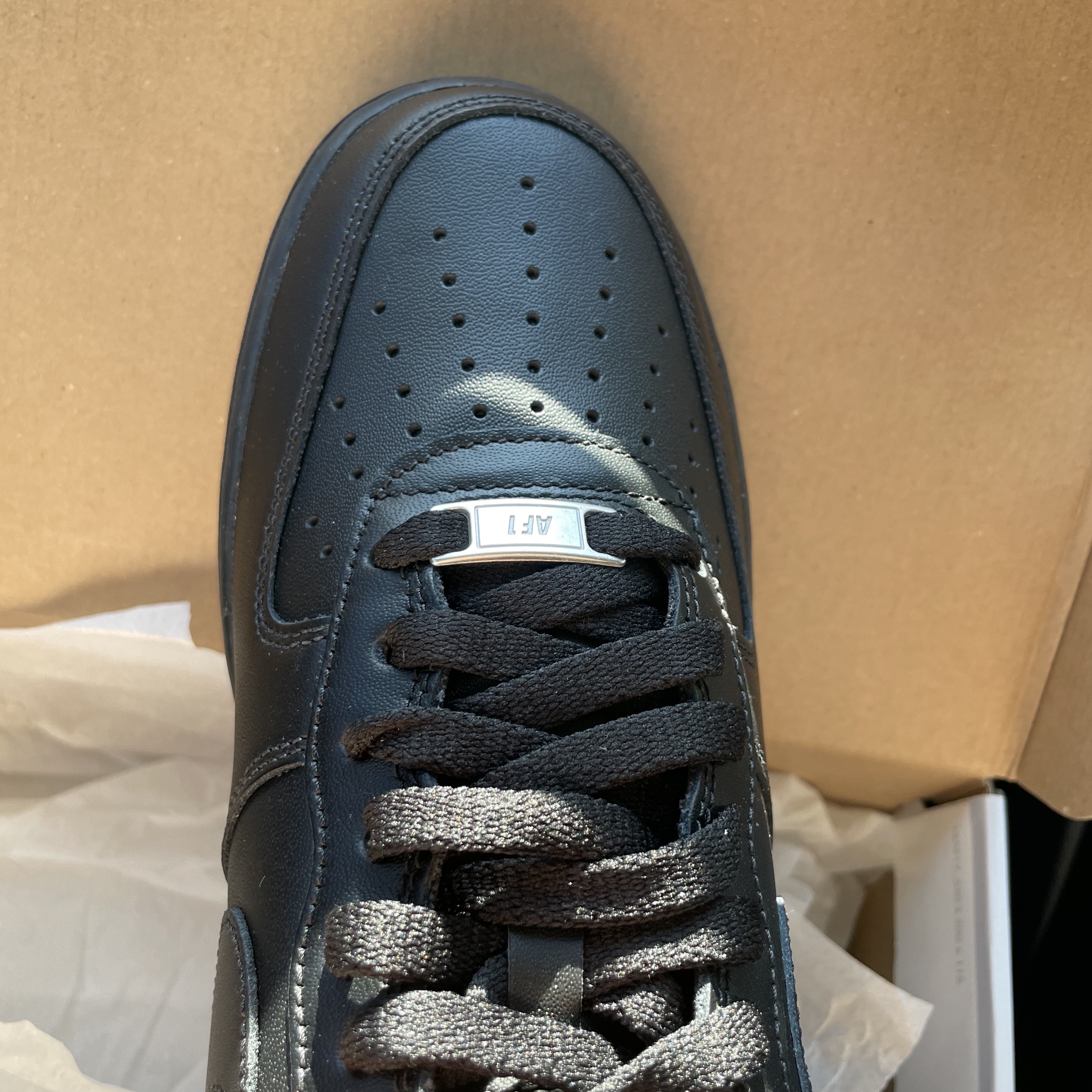Nike Air Force 1 '07 Low Triple Black 착용 스타일