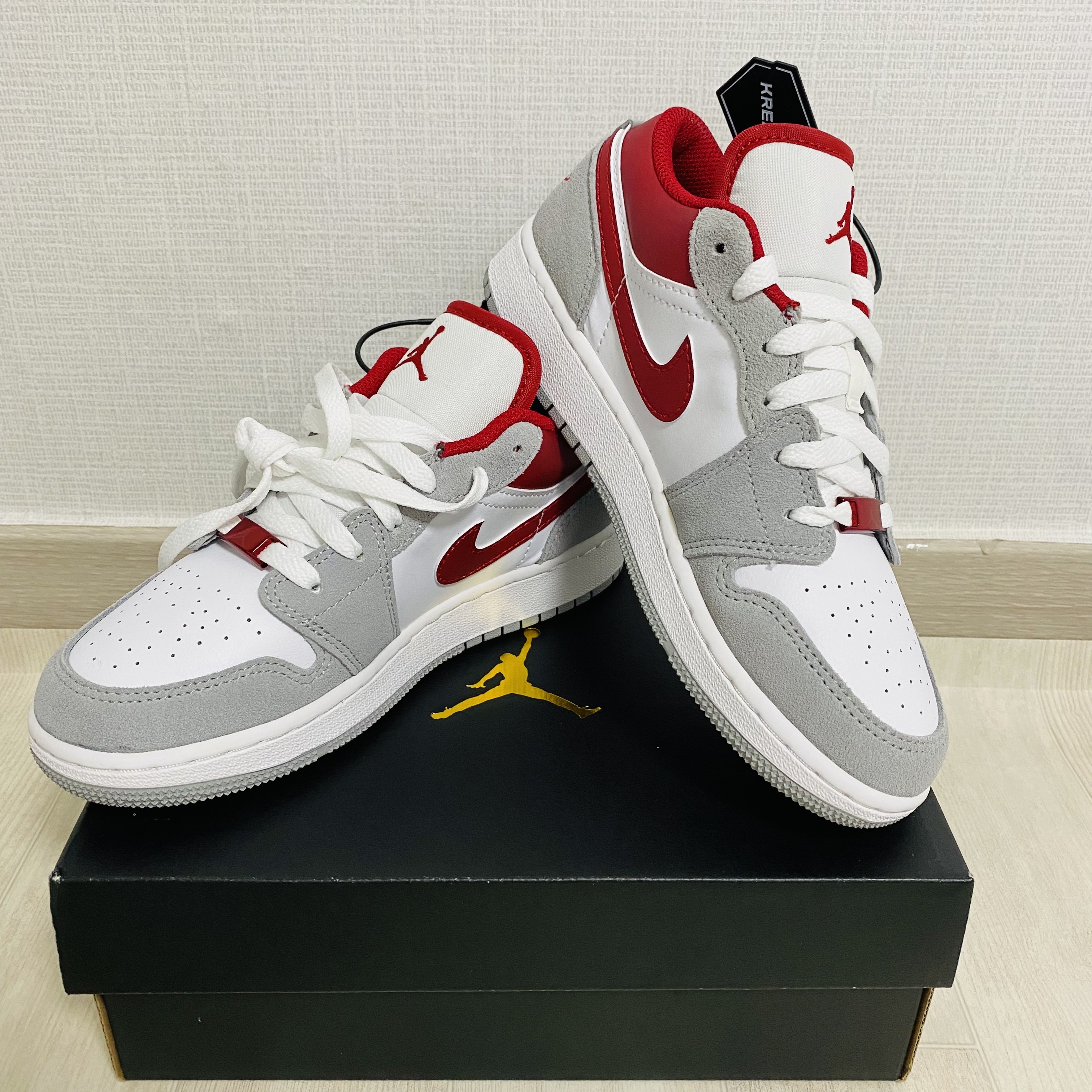 (GS) Jordan 1 Low SE Light Smoke Grey Gym Red 착용 스타일