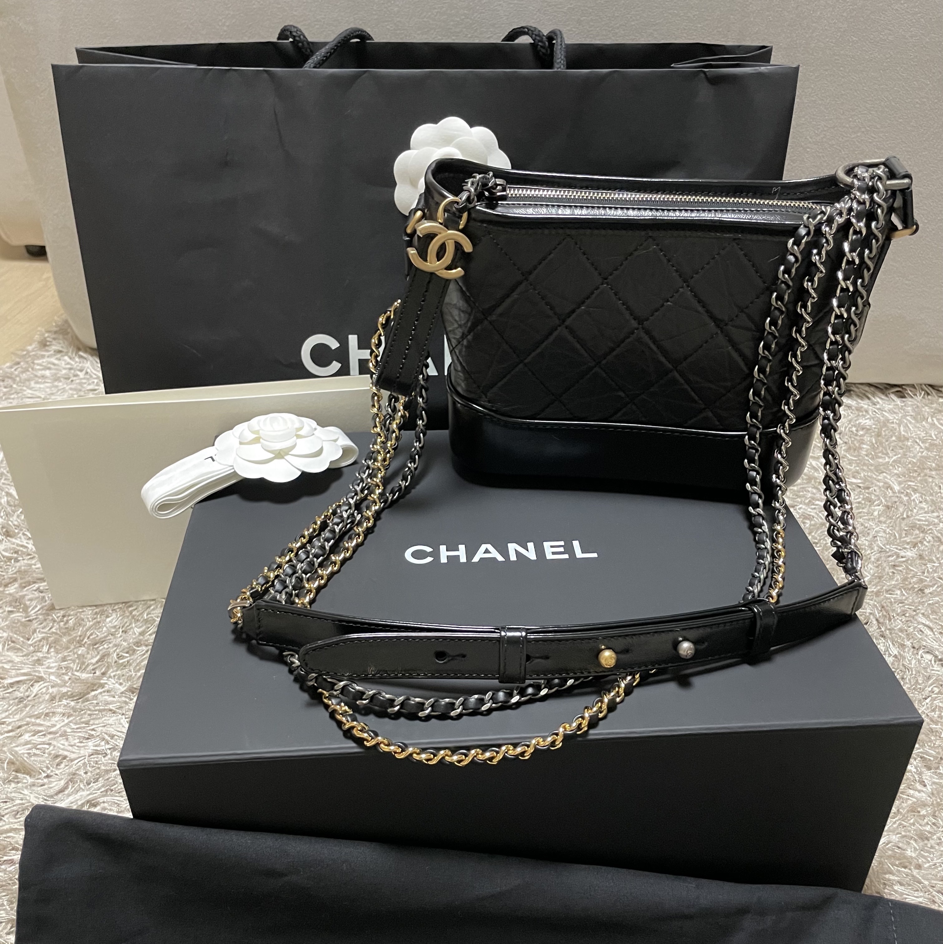 Chanel Gabrielle Small Hobo Bag Aged Calfskin & Gold Black 착용 스타일