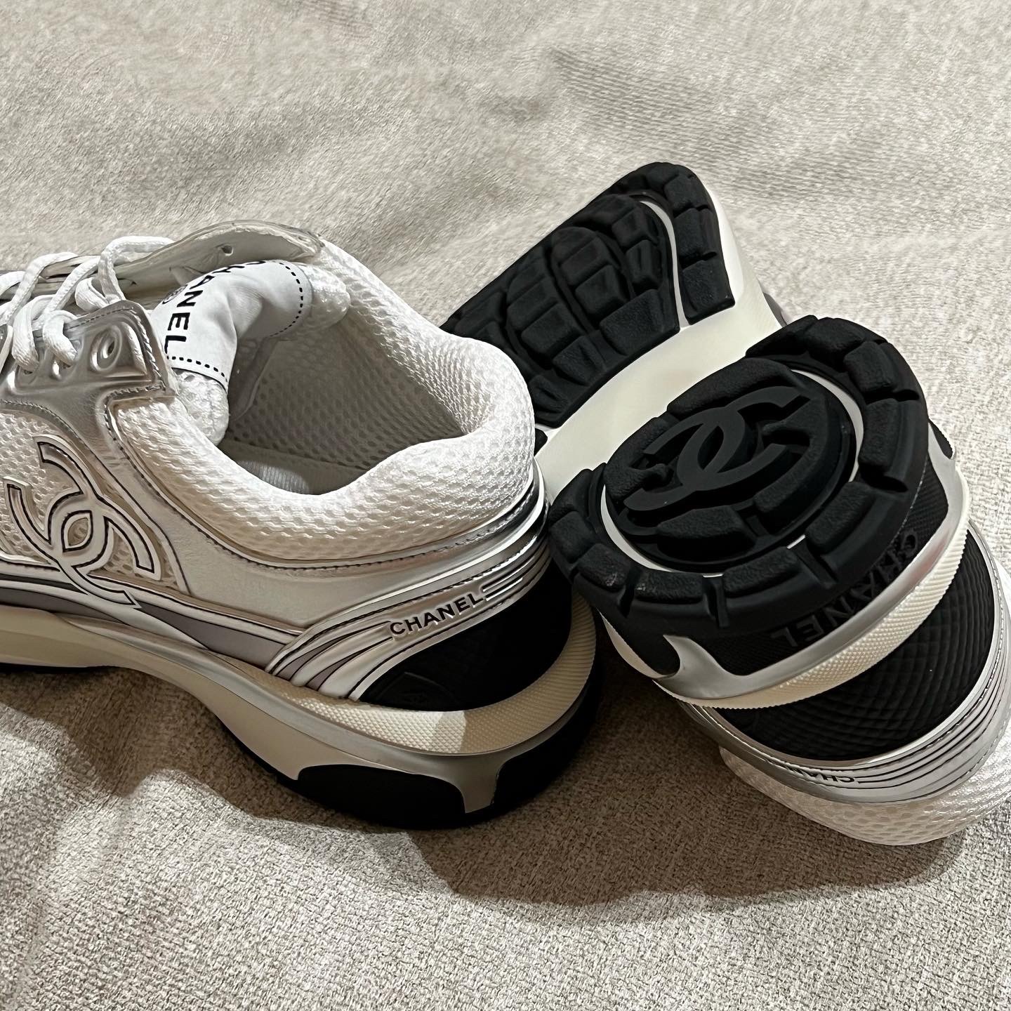 (W) Chanel Sneakers Fabric Laminated & White Silver 착용 스타일