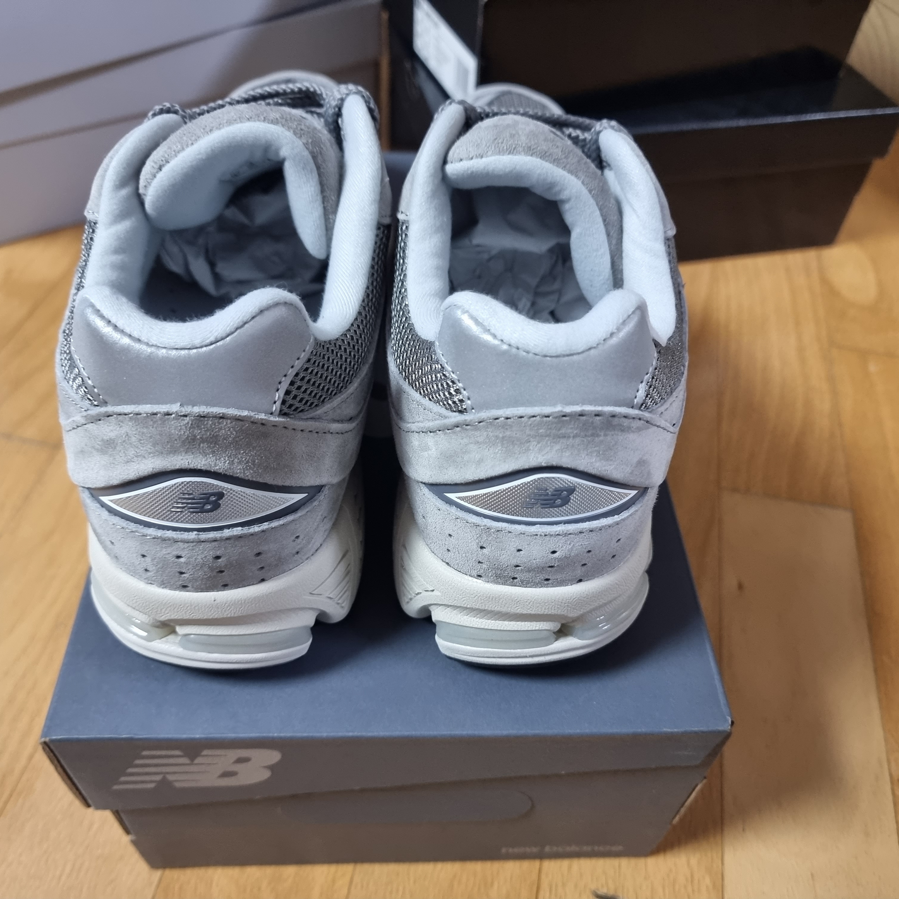 New Balance 2002R Grey 착용 스타일 - 3