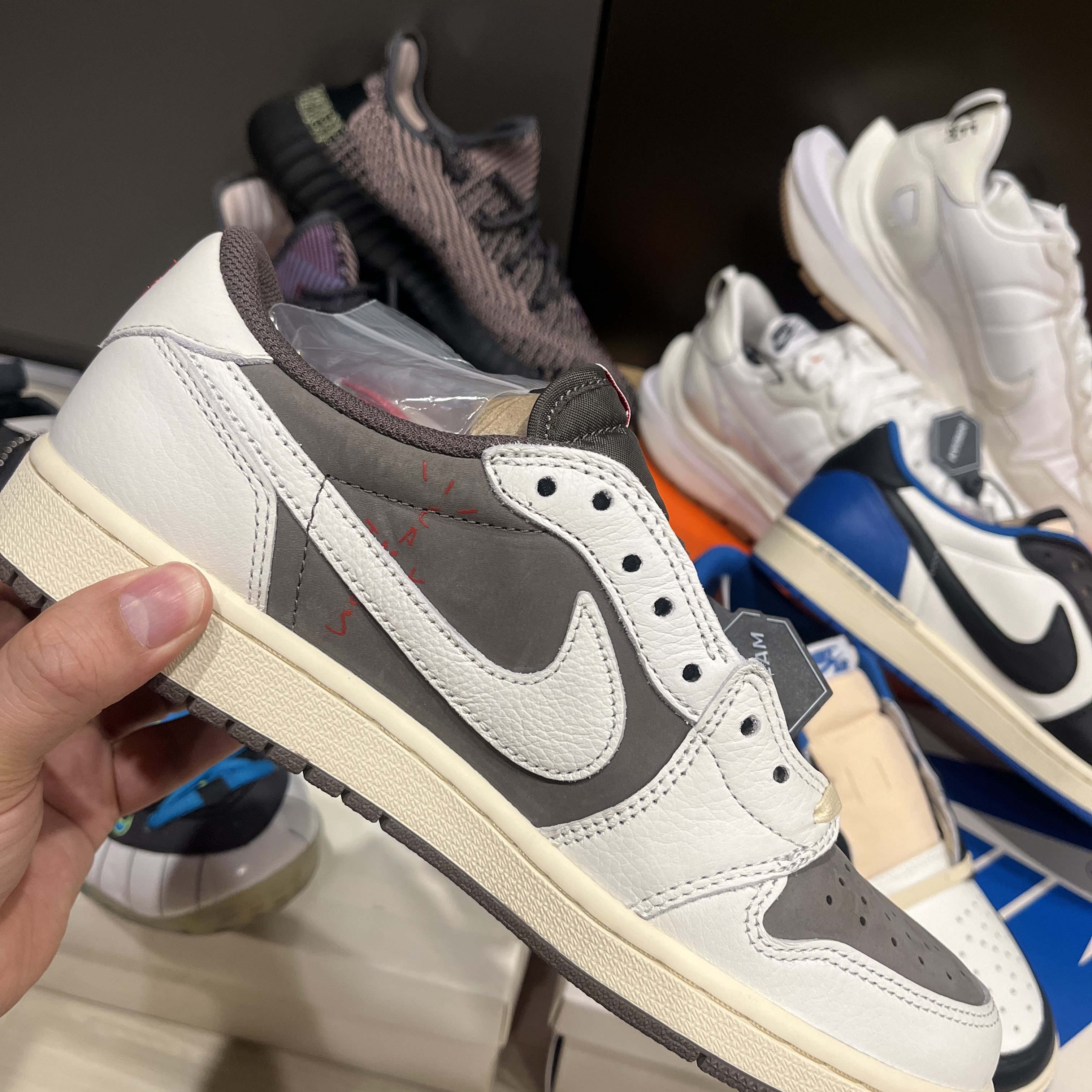 Jordan 1 x Travis Scott x Fragment Retro Low OG SP Military Blue 착용 스타일 - 3