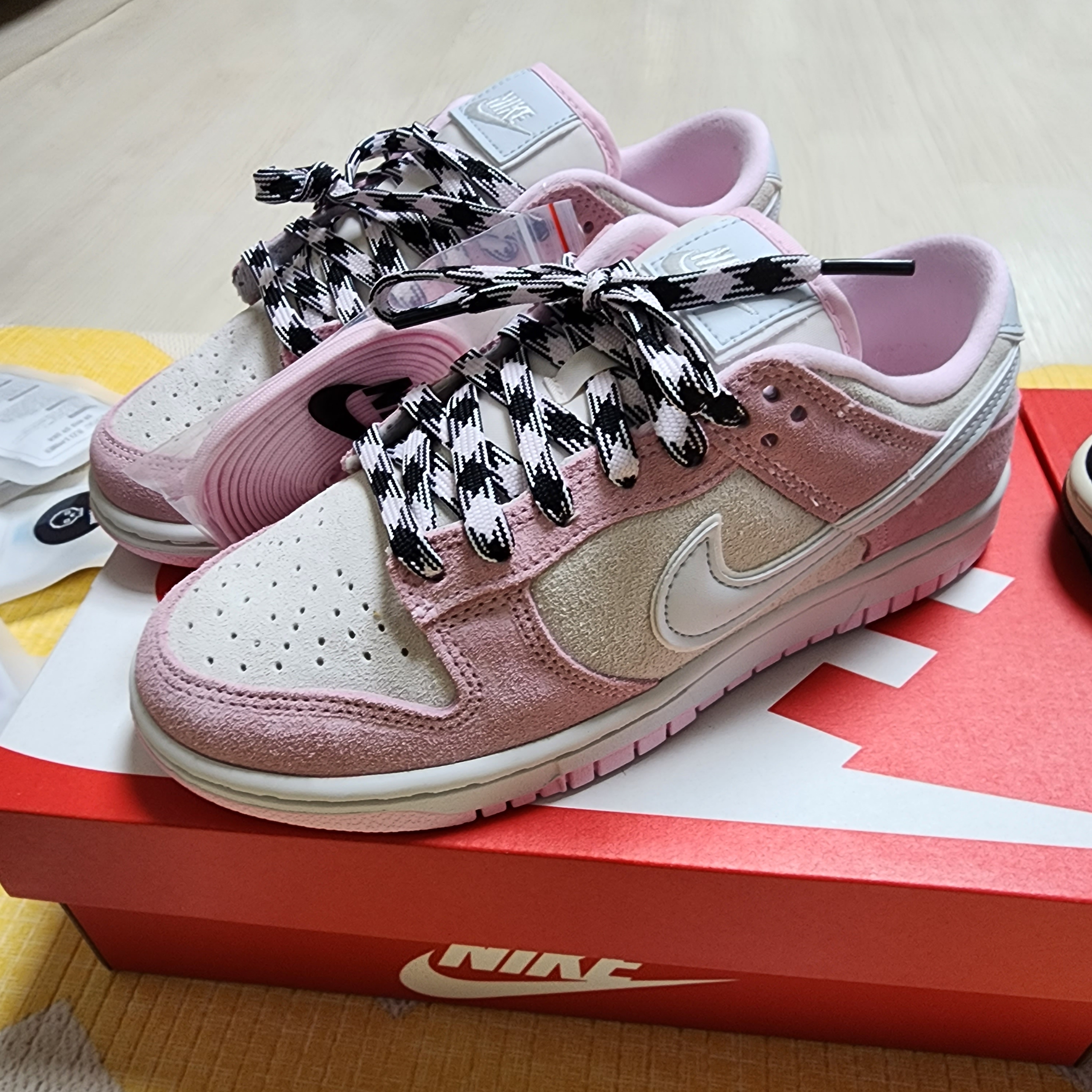 (W) Nike Dunk Low LX Pink Foam 착용 스타일 - 2