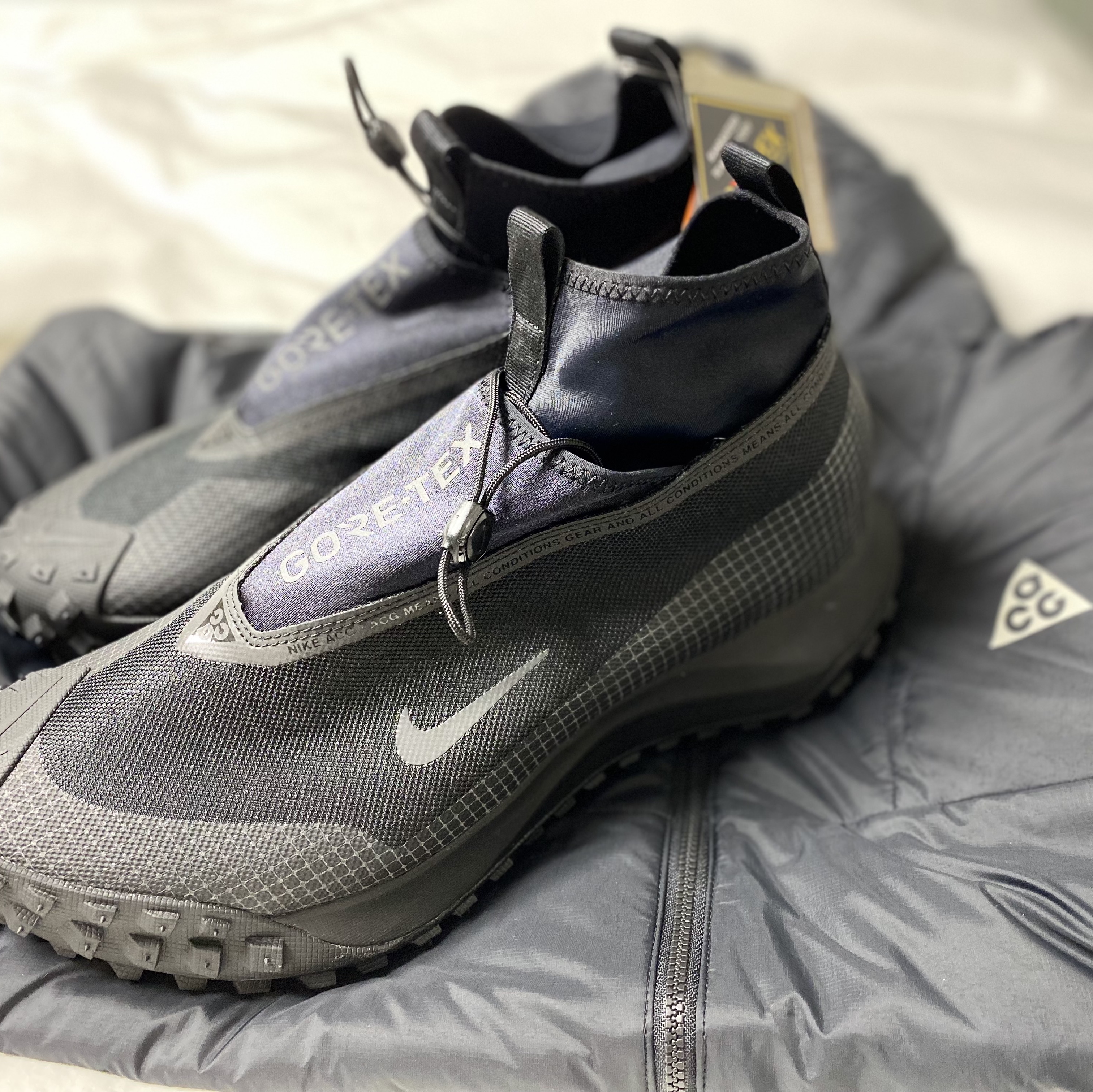 Nike ACG Mountain Fly Gore-Tex Black and Dark Grey, Nike ACG Therma-Fit ADV Rope De Dope Jacket Black - Asia 착용 스타일 - 3
