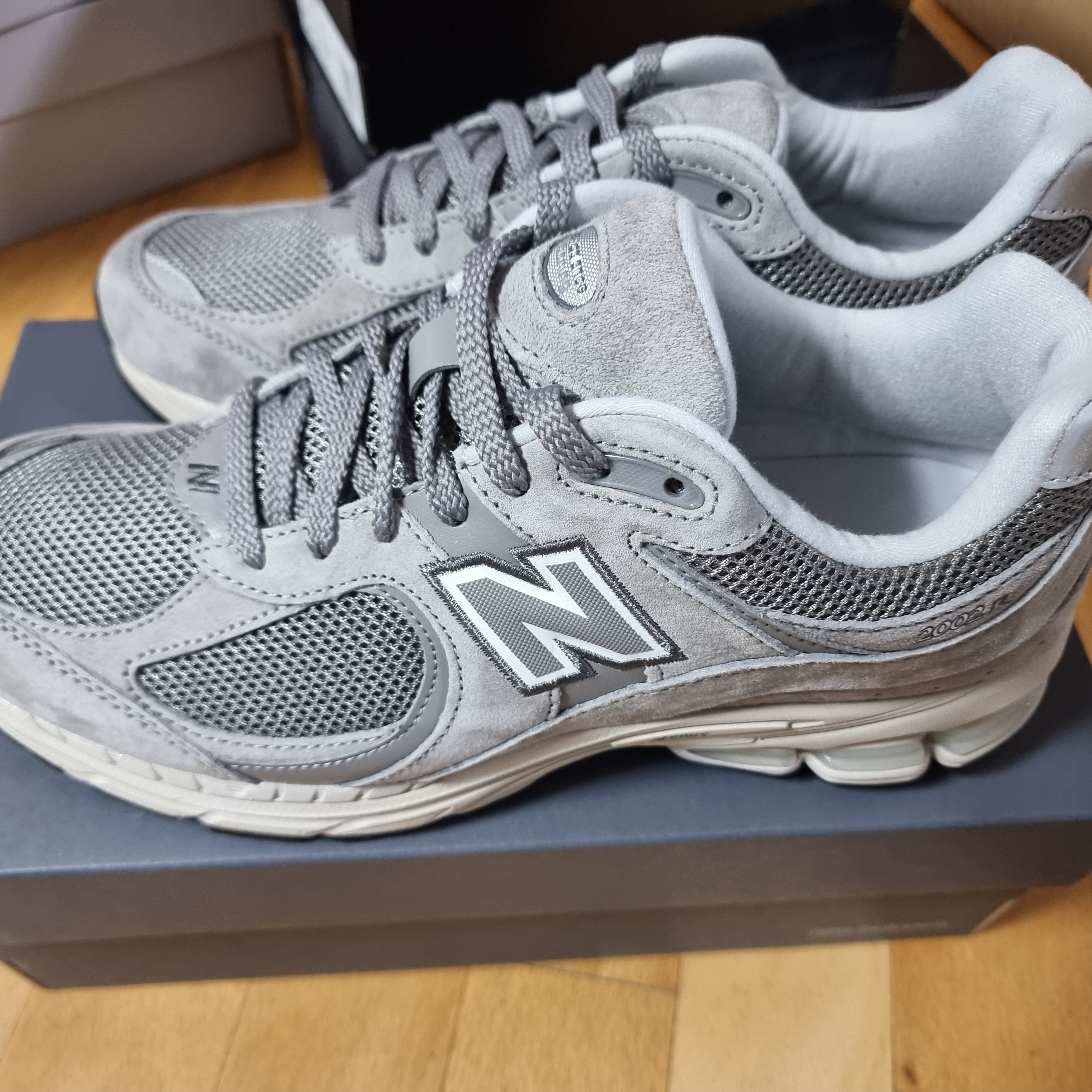 New Balance 2002R Grey 착용 스타일 - 1
