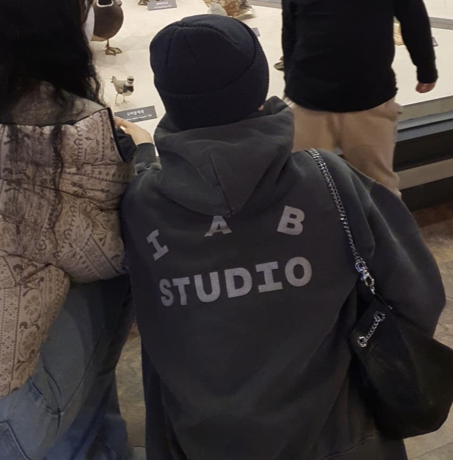 IAB Studio Pigment Hoodie Black 착용 스타일
