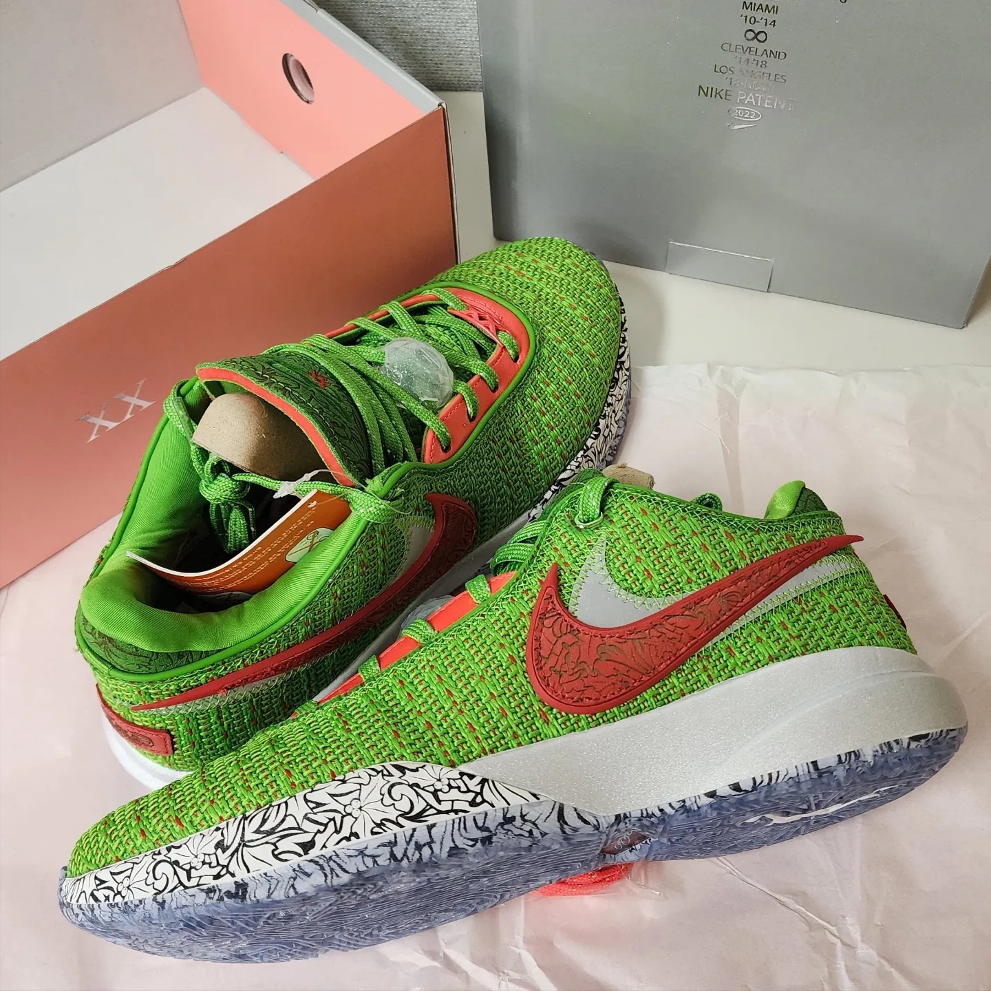 Nike LeBron XX Christmas EP Green Apple University Red 착용 스타일 - 2