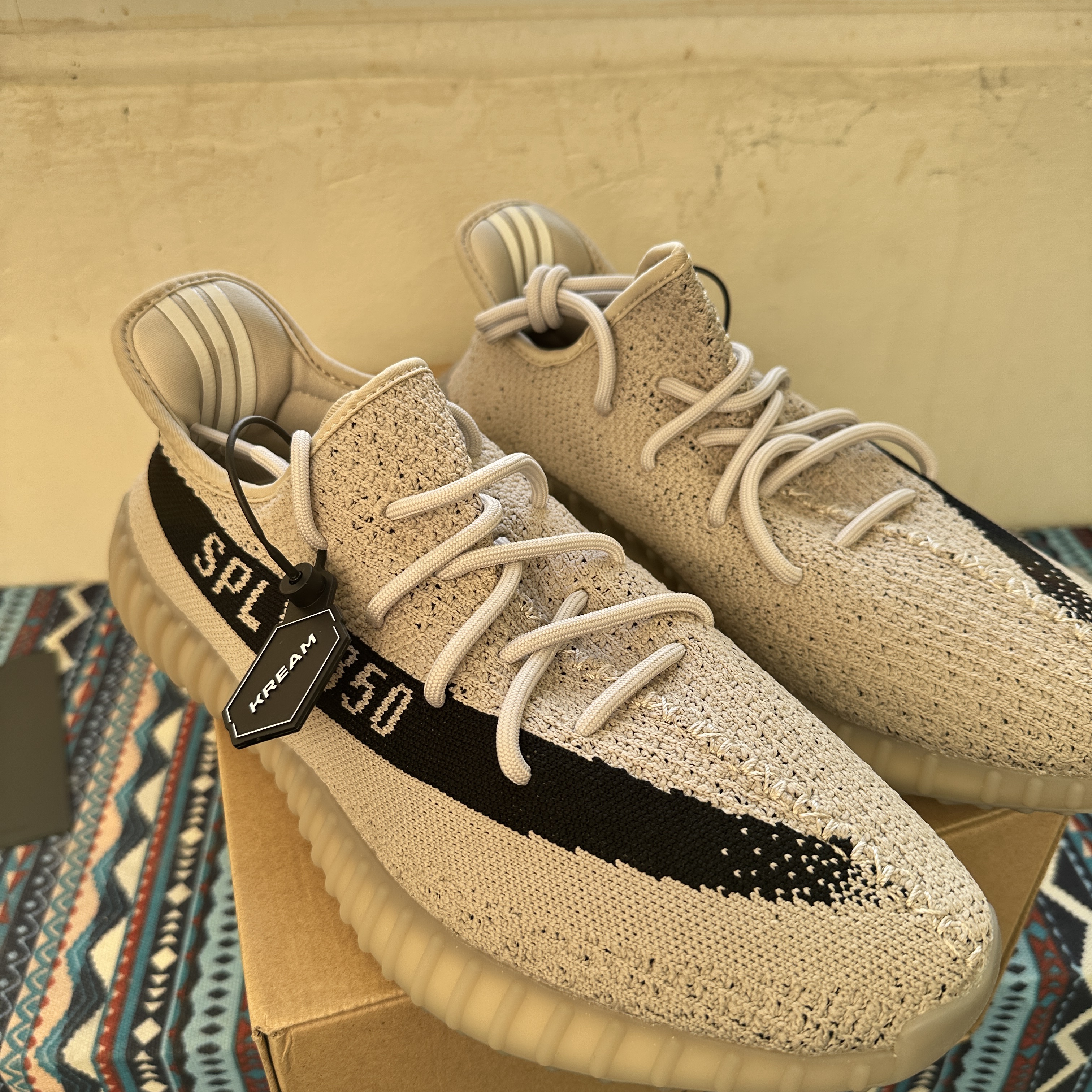 Adidas Yeezy Boost 350 V2 Slate Core Black 2022/2023 착용 스타일