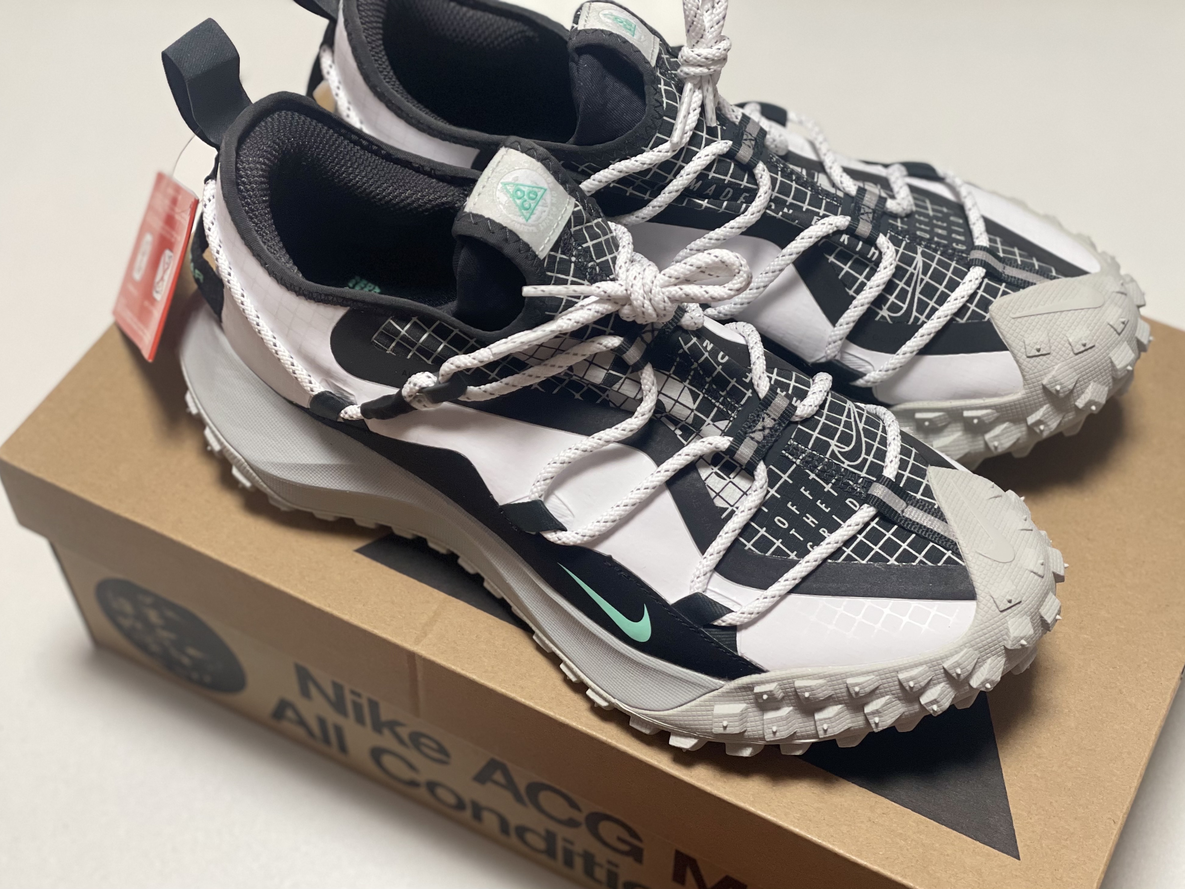 Nike ACG Mountain Fly Low SE White and Black 착용 스타일
