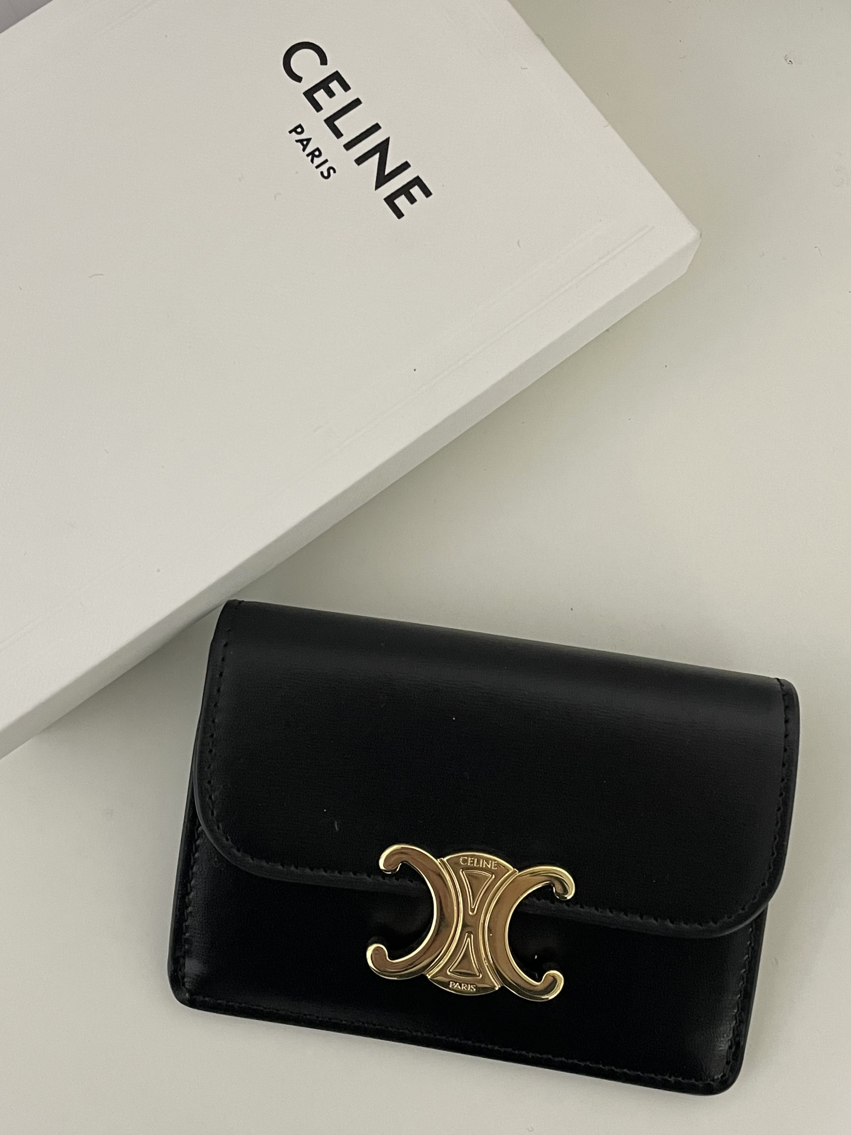 Celine Card Holder with Flap in Shiny Calfskin Black 착용 스타일