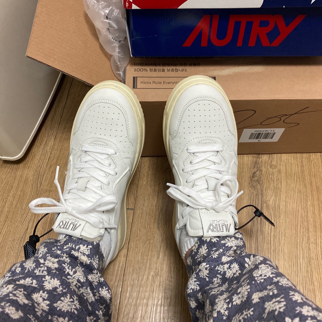 Autry Medalist Low Goatskin Sneakers White 착용 스타일