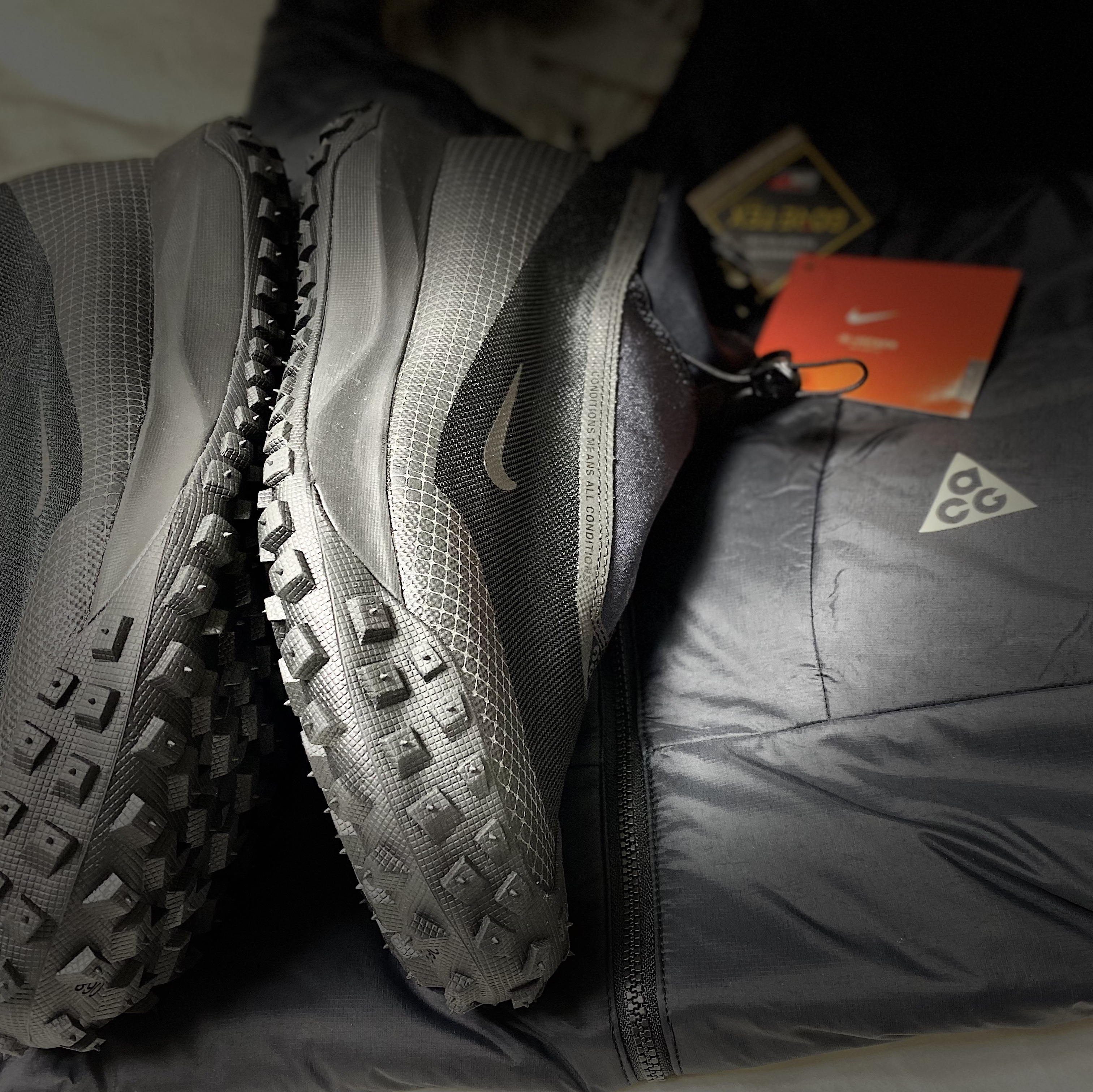Nike ACG Mountain Fly Gore-Tex Black and Dark Grey, Nike ACG Therma-Fit ADV Rope De Dope Jacket Black - Asia 착용 스타일 - 2
