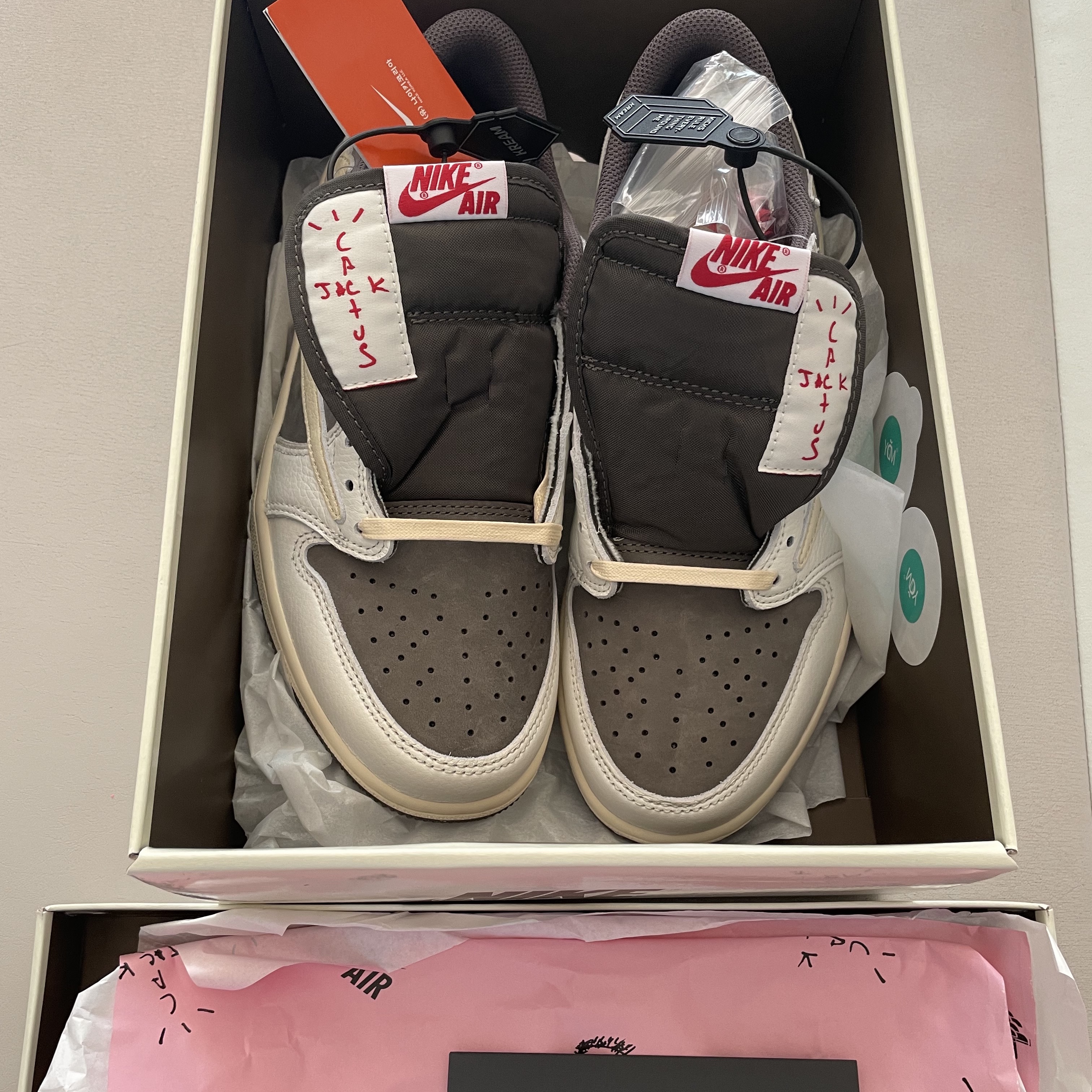 Jordan 1 x Travis Scott Retro Low OG SP Sail and Ridgerock 착용 스타일