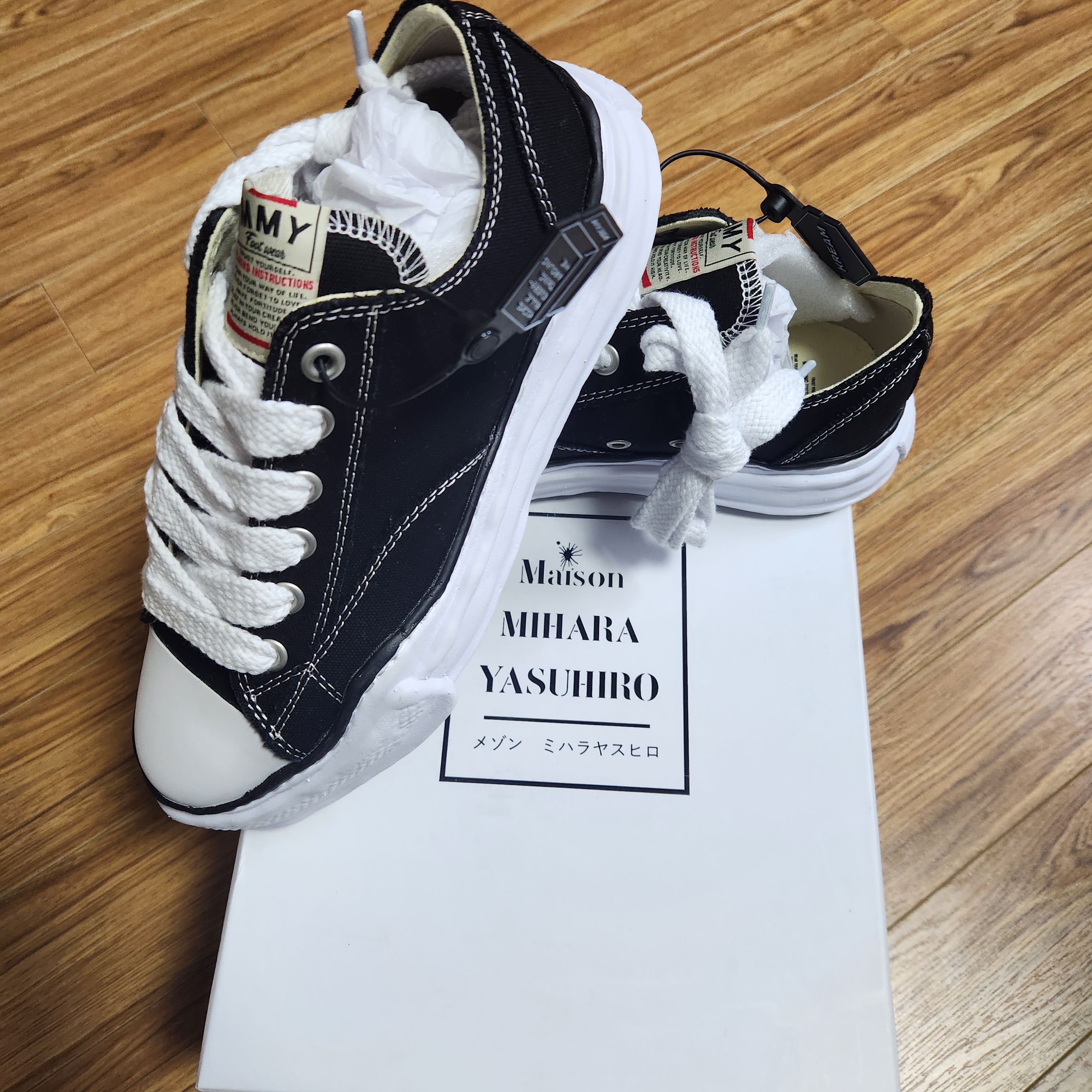 Maison Mihara Yasuhiro Peterson OG Sole Canvas Low Sneakers Black 착용 스타일